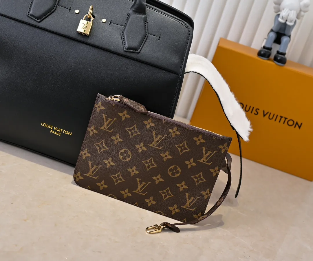 Batch 💰Small 380 💰Large 200 Furry M12005 M12556 M12337 This large City Steamer handbag draws inspiration from the design of luggage built for cruise ships in 1901, making its eye-catching appearance at the 2024 autumn and winter ready-to-wear show. Grained Millesime leather and shearling leather trims add seasonal flair, an embossed padlock and hot-stamped LV Circle logo add a modern twist, and a removable Monogram storage bag makes it easy to store valuables. Size: large size 35x42x21cm, small size 30x36x17