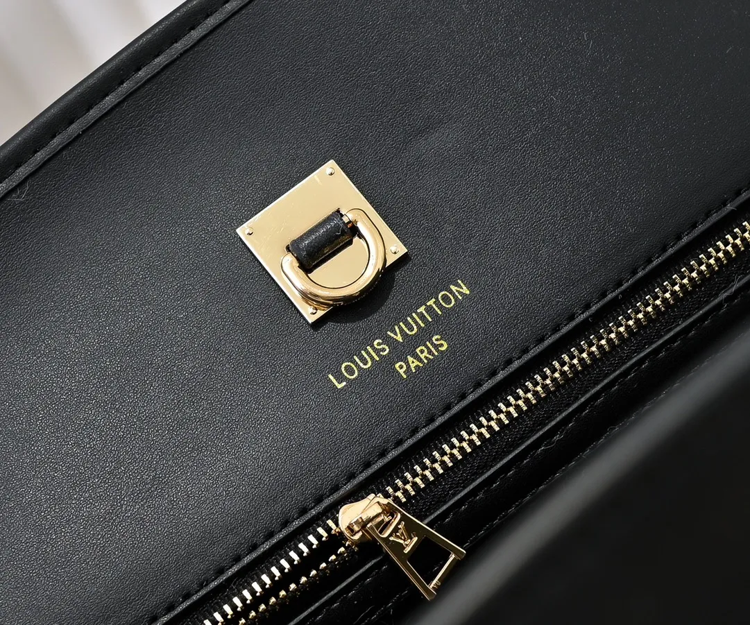 Batch 💰Small 380 💰Large 200 Furry M12005 M12556 M12337 This large City Steamer handbag draws inspiration from the design of luggage built for cruise ships in 1901, making its eye-catching appearance at the 2024 autumn and winter ready-to-wear show. Grained Millesime leather and shearling leather trims add seasonal flair, an embossed padlock and hot-stamped LV Circle logo add a modern twist, and a removable Monogram storage bag makes it easy to store valuables. Size: large size 35x42x21cm, small size 30x36x17