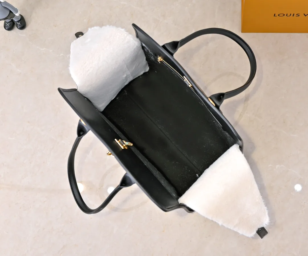 Batch 💰Small 380 💰Large 200 Furry M12005 M12556 M12337 This large City Steamer handbag draws inspiration from the design of luggage built for cruise ships in 1901, making its eye-catching appearance at the 2024 autumn and winter ready-to-wear show. Grained Millesime leather and shearling leather trims add seasonal flair, an embossed padlock and hot-stamped LV Circle logo add a modern twist, and a removable Monogram storage bag makes it easy to store valuables. Size: large size 35x42x21cm, small size 30x36x17