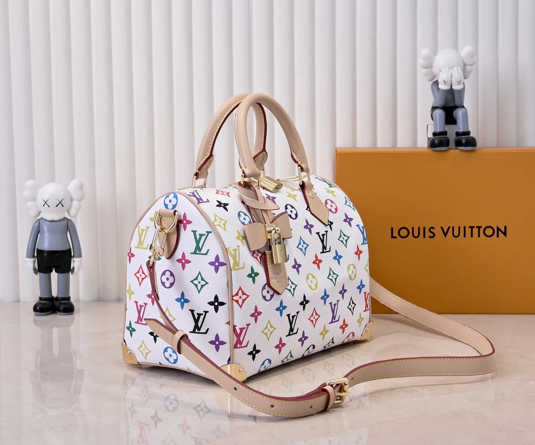 Batch 💰320 Guangzhou Product No.: M13085 40390 This Speedy Bandoulière 25 handbag uses the classic Monogram pattern to render the bright colors of Japanese artist Takashi Murakami. Together with the bow-shaped key bag, it highlights the smart style of the Louis Vuitton x Murakami collaboration series. The Toron handle and detachable and adjustable shoulder strap are fashioned from cow leather, and the dazzling padlock and corners reference the brand's luggage elements. 25 cm