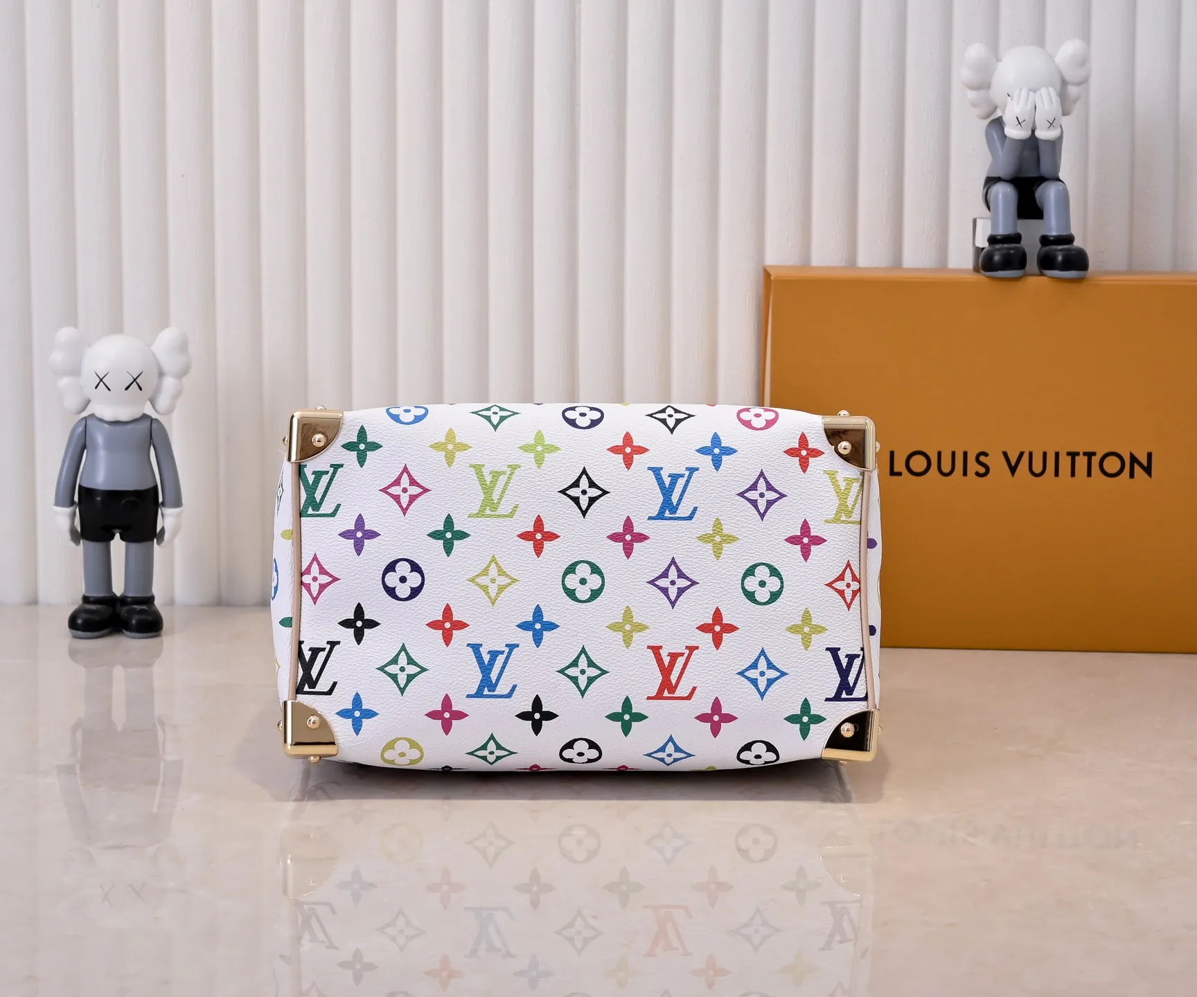 Batch 💰320 Guangzhou Product No.: M13085 40390 This Speedy Bandoulière 25 handbag uses the classic Monogram pattern to render the bright colors of Japanese artist Takashi Murakami. Together with the bow-shaped key bag, it highlights the smart style of the Louis Vuitton x Murakami collaboration series. The Toron handle and detachable and adjustable shoulder strap are fashioned from cow leather, and the dazzling padlock and corners reference the brand's luggage elements. 25 cm