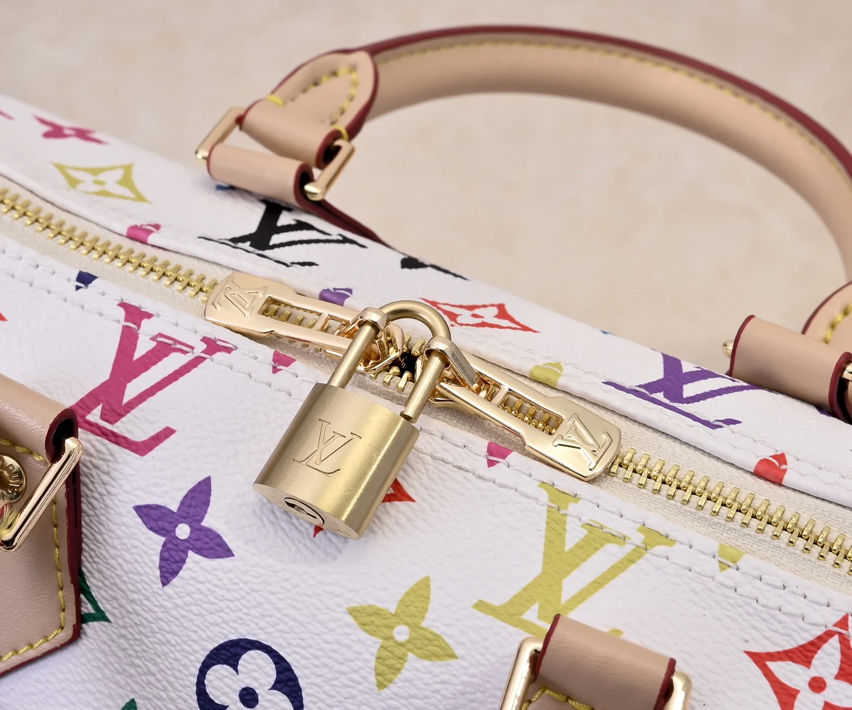 Batch 💰320 Guangzhou Product No.: M13085 40390 This Speedy Bandoulière 25 handbag uses the classic Monogram pattern to render the bright colors of Japanese artist Takashi Murakami. Together with the bow-shaped key bag, it highlights the smart style of the Louis Vuitton x Murakami collaboration series. The Toron handle and detachable and adjustable shoulder strap are fashioned from cow leather, and the dazzling padlock and corners reference the brand's luggage elements. 25 cm