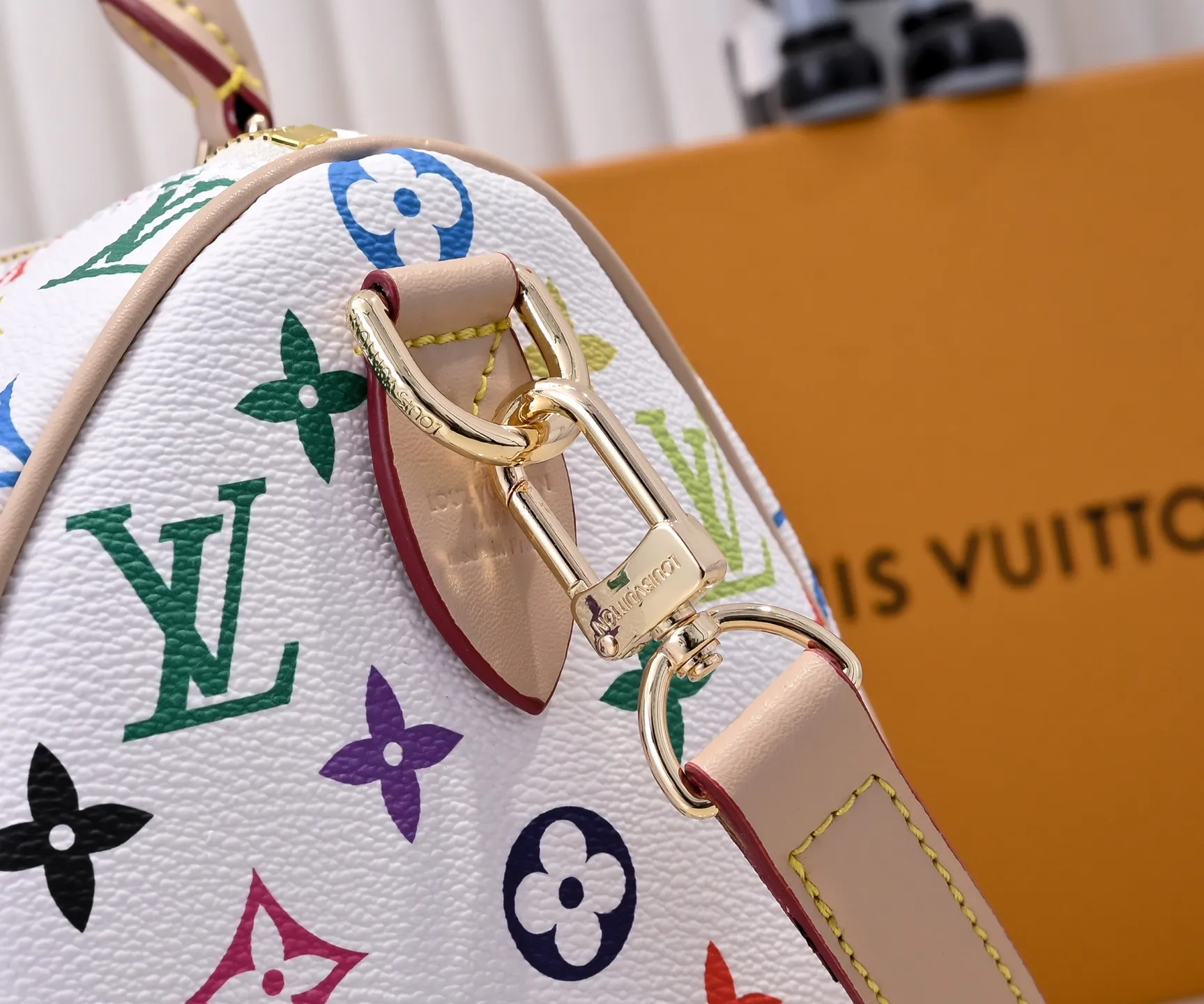 Batch 💰320 Guangzhou Product No.: M13085 40390 This Speedy Bandoulière 25 handbag uses the classic Monogram pattern to render the bright colors of Japanese artist Takashi Murakami. Together with the bow-shaped key bag, it highlights the smart style of the Louis Vuitton x Murakami collaboration series. The Toron handle and detachable and adjustable shoulder strap are fashioned from cow leather, and the dazzling padlock and corners reference the brand's luggage elements. 25 cm