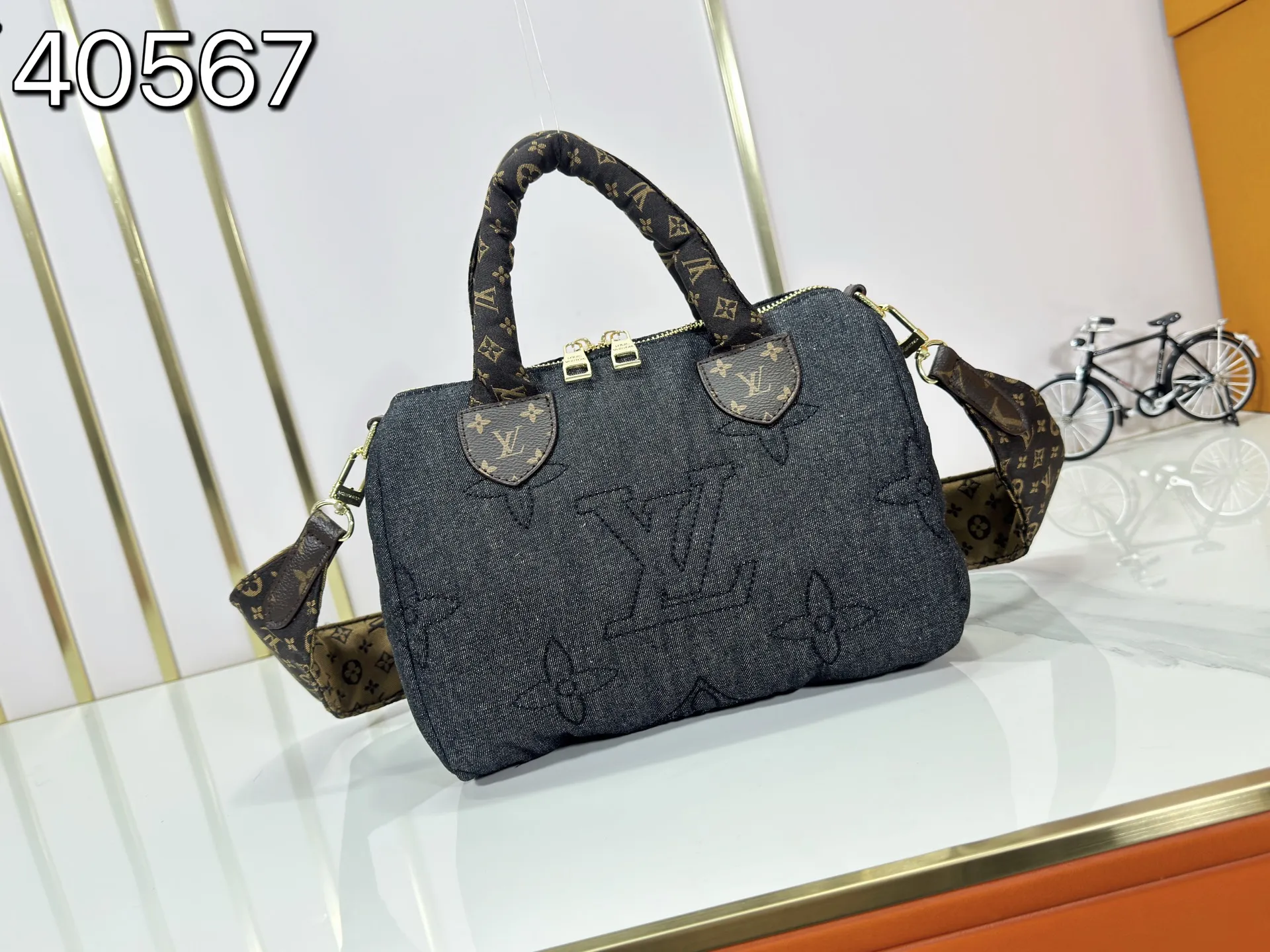 P260 upgraded original M26956 M21061 M20937 M59008 This LV Pillow Speedy Bandoulière 25 handbag injects a cool attitude into the brand's classic configuration. Recycled padded nylon has a matte sheen, with Monogram embroidery and Mini Monogram canvas trim. The top handle and shoulder strap are both padded, making it softer, warmer and more comfortable to carry. Dimensions: 25.0 x 19.0 x 15.0 cm (length x height x width)