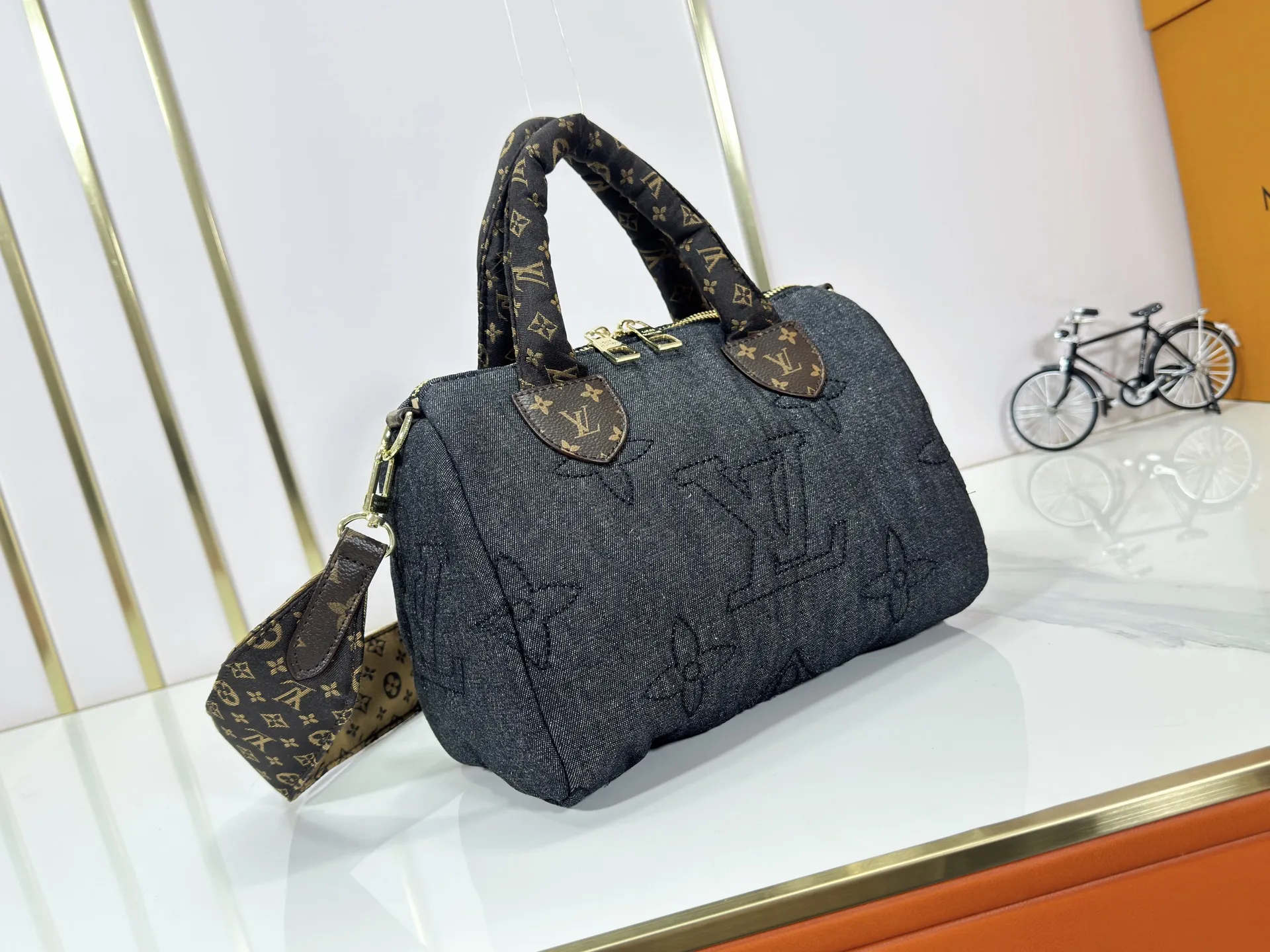 P260 upgraded original M26956 M21061 M20937 M59008 This LV Pillow Speedy Bandoulière 25 handbag injects a cool attitude into the brand's classic configuration. Recycled padded nylon has a matte sheen, with Monogram embroidery and Mini Monogram canvas trim. The top handle and shoulder strap are both padded, making it softer, warmer and more comfortable to carry. Dimensions: 25.0 x 19.0 x 15.0 cm (length x height x width)