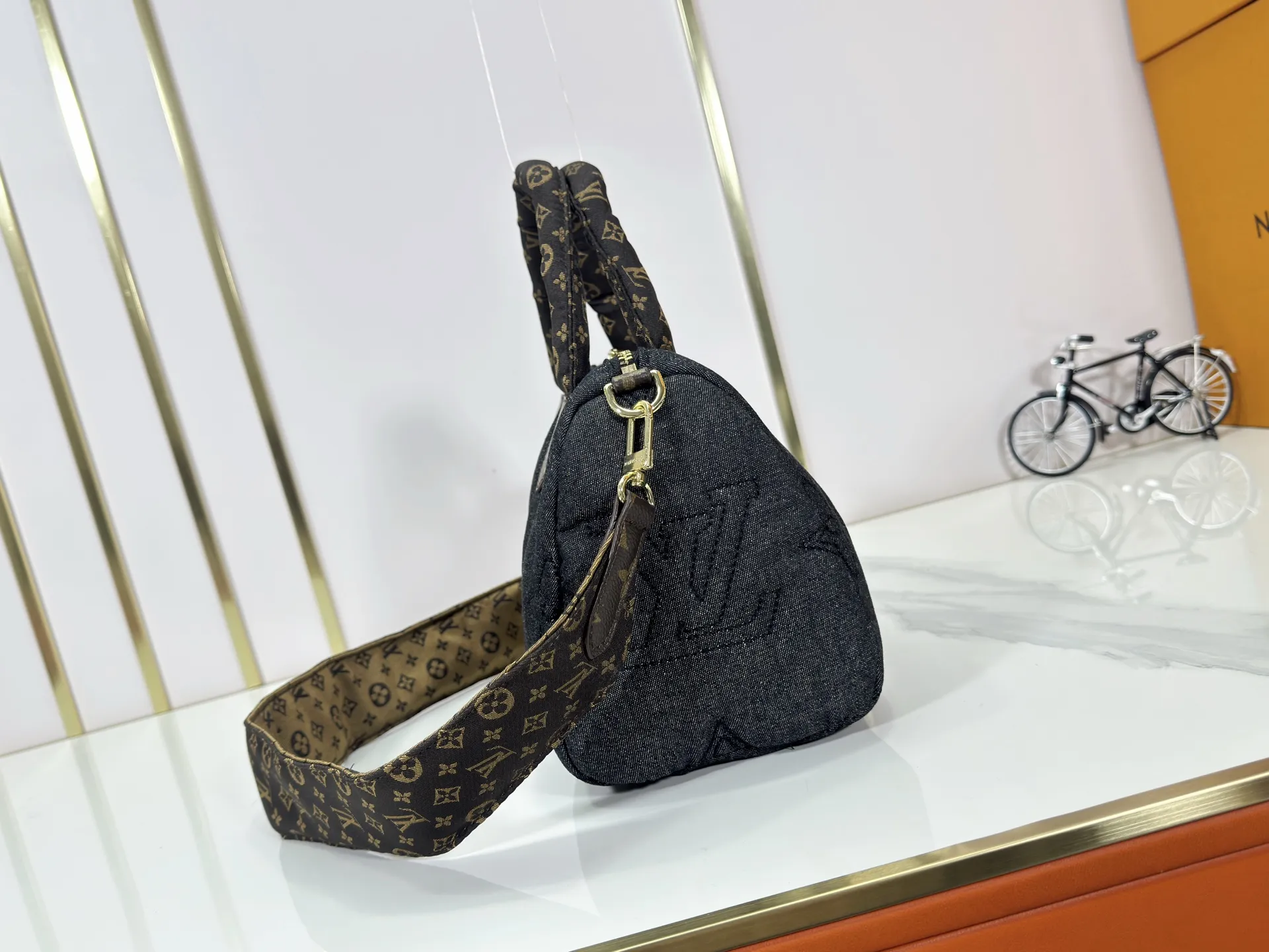 P260 upgraded original M26956 M21061 M20937 M59008 This LV Pillow Speedy Bandoulière 25 handbag injects a cool attitude into the brand's classic configuration. Recycled padded nylon has a matte sheen, with Monogram embroidery and Mini Monogram canvas trim. The top handle and shoulder strap are both padded, making it softer, warmer and more comfortable to carry. Dimensions: 25.0 x 19.0 x 15.0 cm (length x height x width)