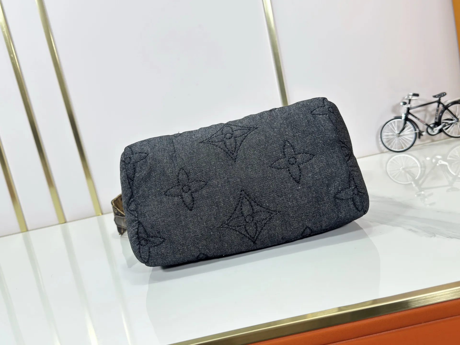P260 upgraded original M26956 M21061 M20937 M59008 This LV Pillow Speedy Bandoulière 25 handbag injects a cool attitude into the brand's classic configuration. Recycled padded nylon has a matte sheen, with Monogram embroidery and Mini Monogram canvas trim. The top handle and shoulder strap are both padded, making it softer, warmer and more comfortable to carry. Dimensions: 25.0 x 19.0 x 15.0 cm (length x height x width)