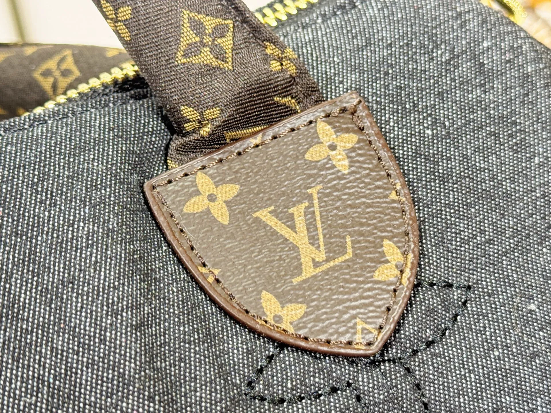 P260 upgraded original M26956 M21061 M20937 M59008 This LV Pillow Speedy Bandoulière 25 handbag injects a cool attitude into the brand's classic configuration. Recycled padded nylon has a matte sheen, with Monogram embroidery and Mini Monogram canvas trim. The top handle and shoulder strap are both padded, making it softer, warmer and more comfortable to carry. Dimensions: 25.0 x 19.0 x 15.0 cm (length x height x width)