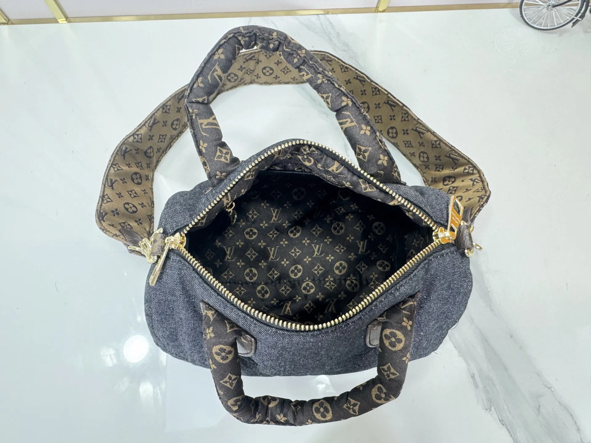 P260 upgraded original M26956 M21061 M20937 M59008 This LV Pillow Speedy Bandoulière 25 handbag injects a cool attitude into the brand's classic configuration. Recycled padded nylon has a matte sheen, with Monogram embroidery and Mini Monogram canvas trim. The top handle and shoulder strap are both padded, making it softer, warmer and more comfortable to carry. Dimensions: 25.0 x 19.0 x 15.0 cm (length x height x width)