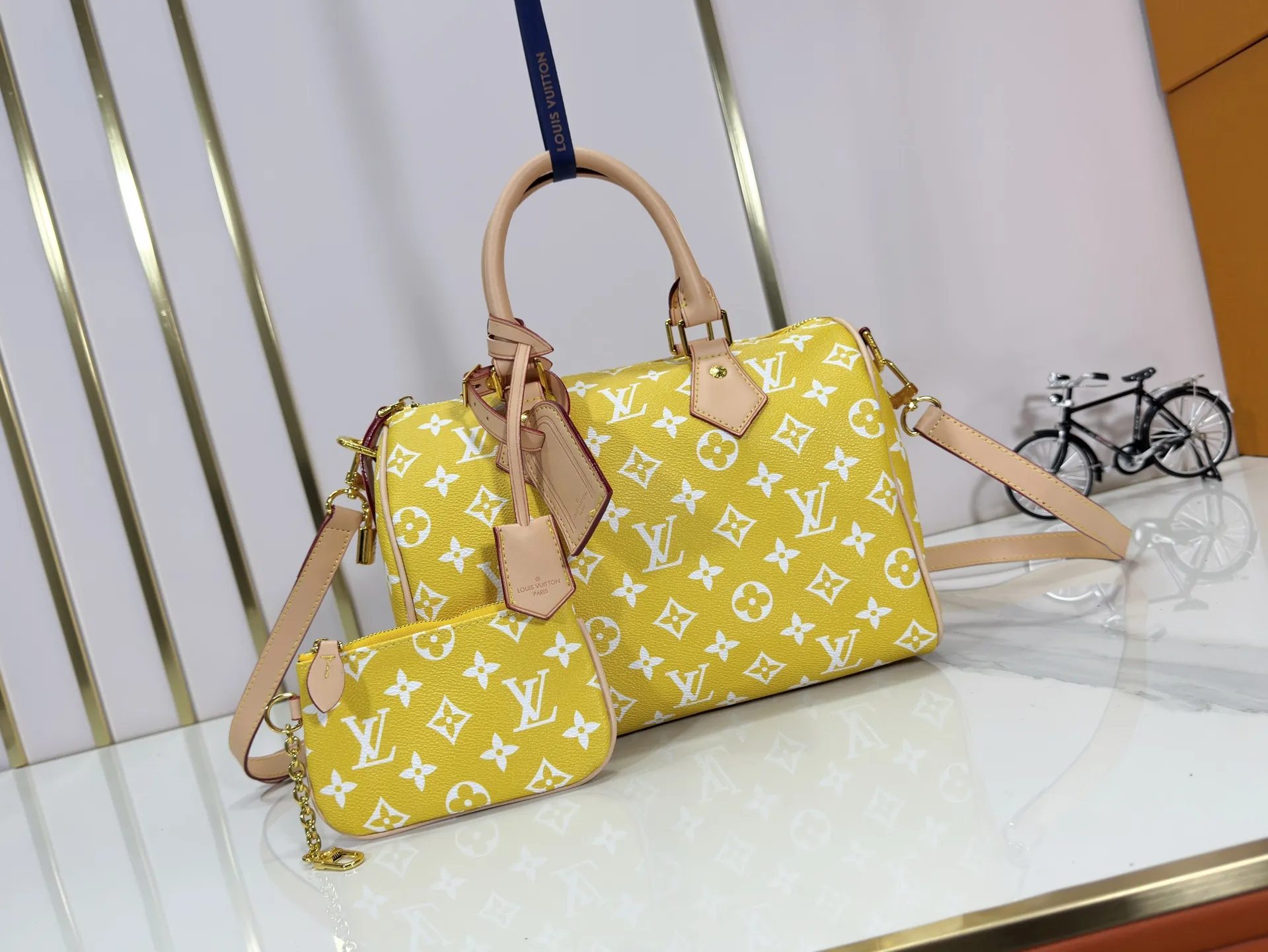 P280 Upgraded original M24426 M24425 M24424 M24423 M24443 M This Speedy Bandoulière 25 Monogram Leather handbag is made of soft cow leather and uses Monogram pattern to reproduce the elegant look and feel of canvas printing. Dazzling metal hardware, sheepskin lining and nameplate all reflect Creative Director Pharrell Williams' relentless attention to detail. Dimensions: 25.0 x 15.0 x 15.0 cm (length x height x width)