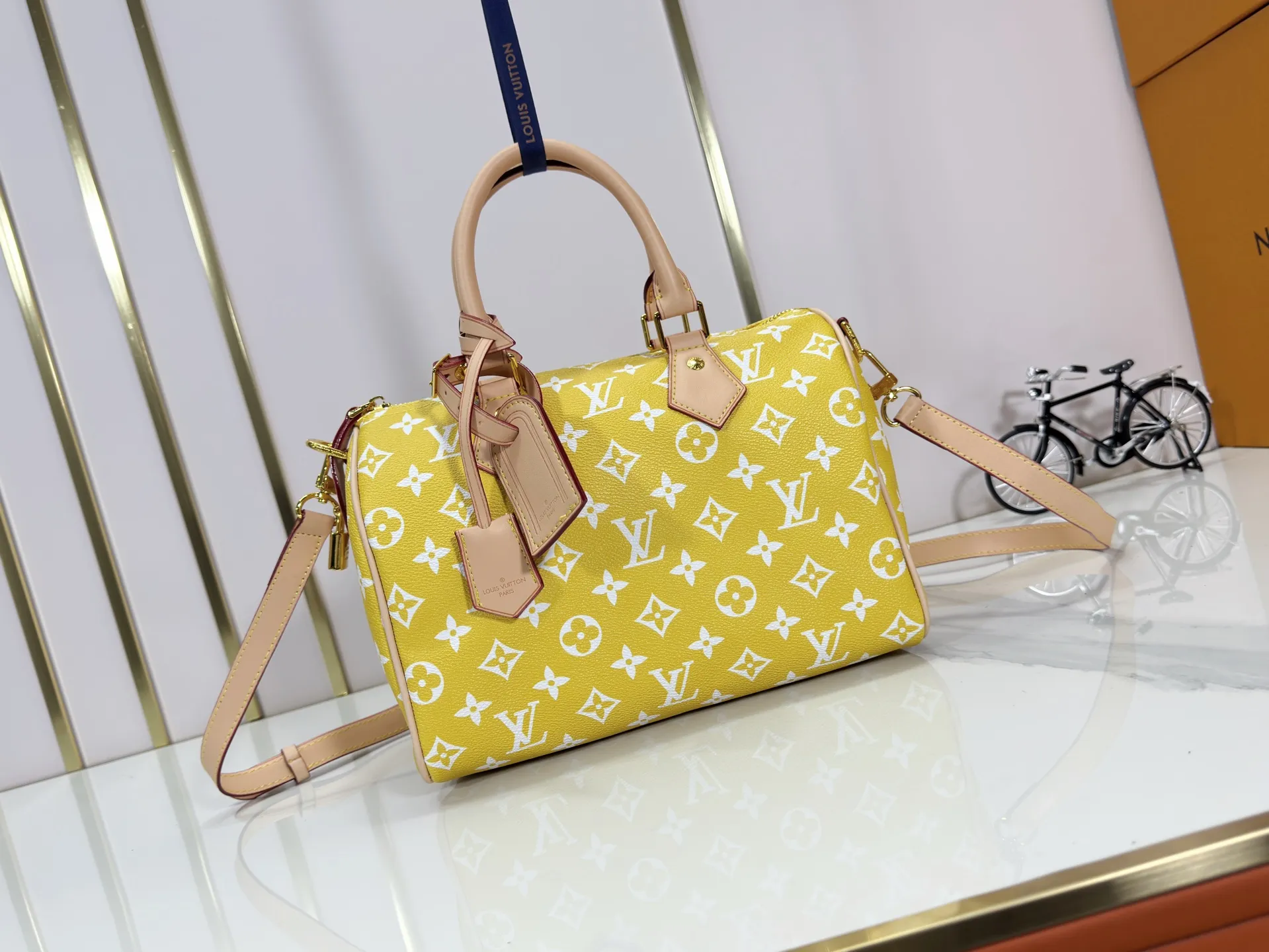 P280 Upgraded original M24426 M24425 M24424 M24423 M24443 M This Speedy Bandoulière 25 Monogram Leather handbag is made of soft cow leather and uses Monogram pattern to reproduce the elegant look and feel of canvas printing. Dazzling metal hardware, sheepskin lining and nameplate all reflect Creative Director Pharrell Williams' relentless attention to detail. Dimensions: 25.0 x 15.0 x 15.0 cm (length x height x width)