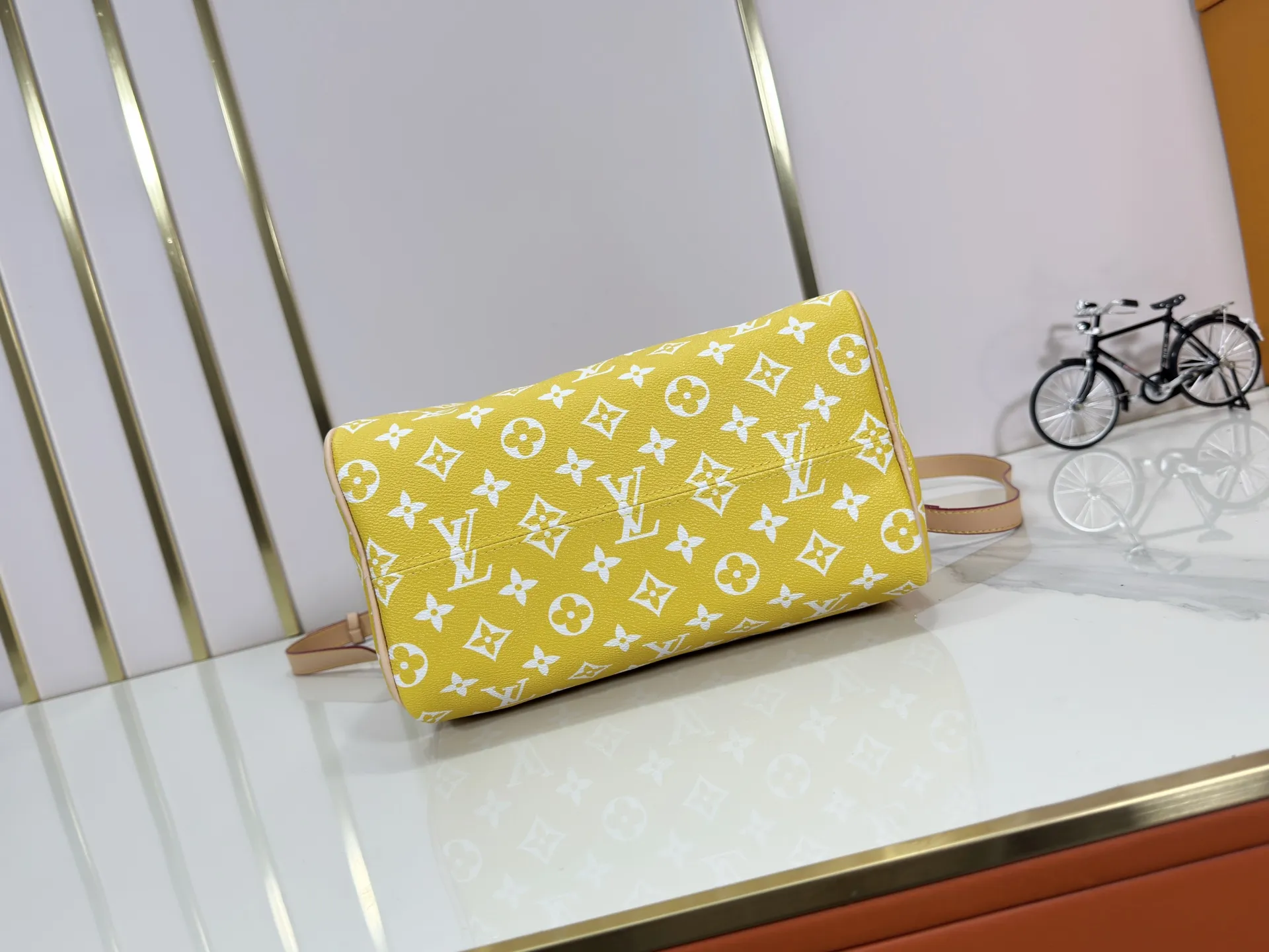 P280 Upgraded original M24426 M24425 M24424 M24423 M24443 M This Speedy Bandoulière 25 Monogram Leather handbag is made of soft cow leather and uses Monogram pattern to reproduce the elegant look and feel of canvas printing. Dazzling metal hardware, sheepskin lining and nameplate all reflect Creative Director Pharrell Williams' relentless attention to detail. Dimensions: 25.0 x 15.0 x 15.0 cm (length x height x width)