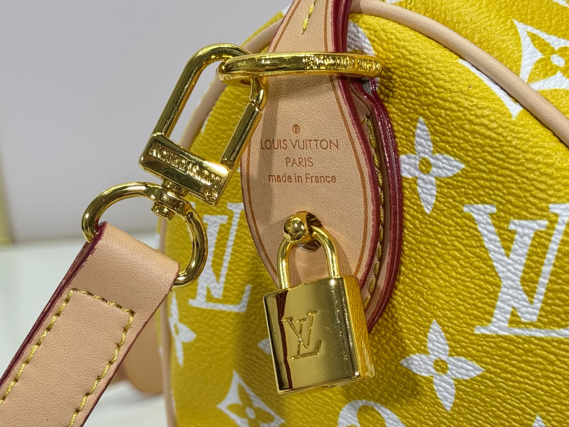 P280 Upgraded original M24426 M24425 M24424 M24423 M24443 M This Speedy Bandoulière 25 Monogram Leather handbag is made of soft cow leather and uses Monogram pattern to reproduce the elegant look and feel of canvas printing. Dazzling metal hardware, sheepskin lining and nameplate all reflect Creative Director Pharrell Williams' relentless attention to detail. Dimensions: 25.0 x 15.0 x 15.0 cm (length x height x width)