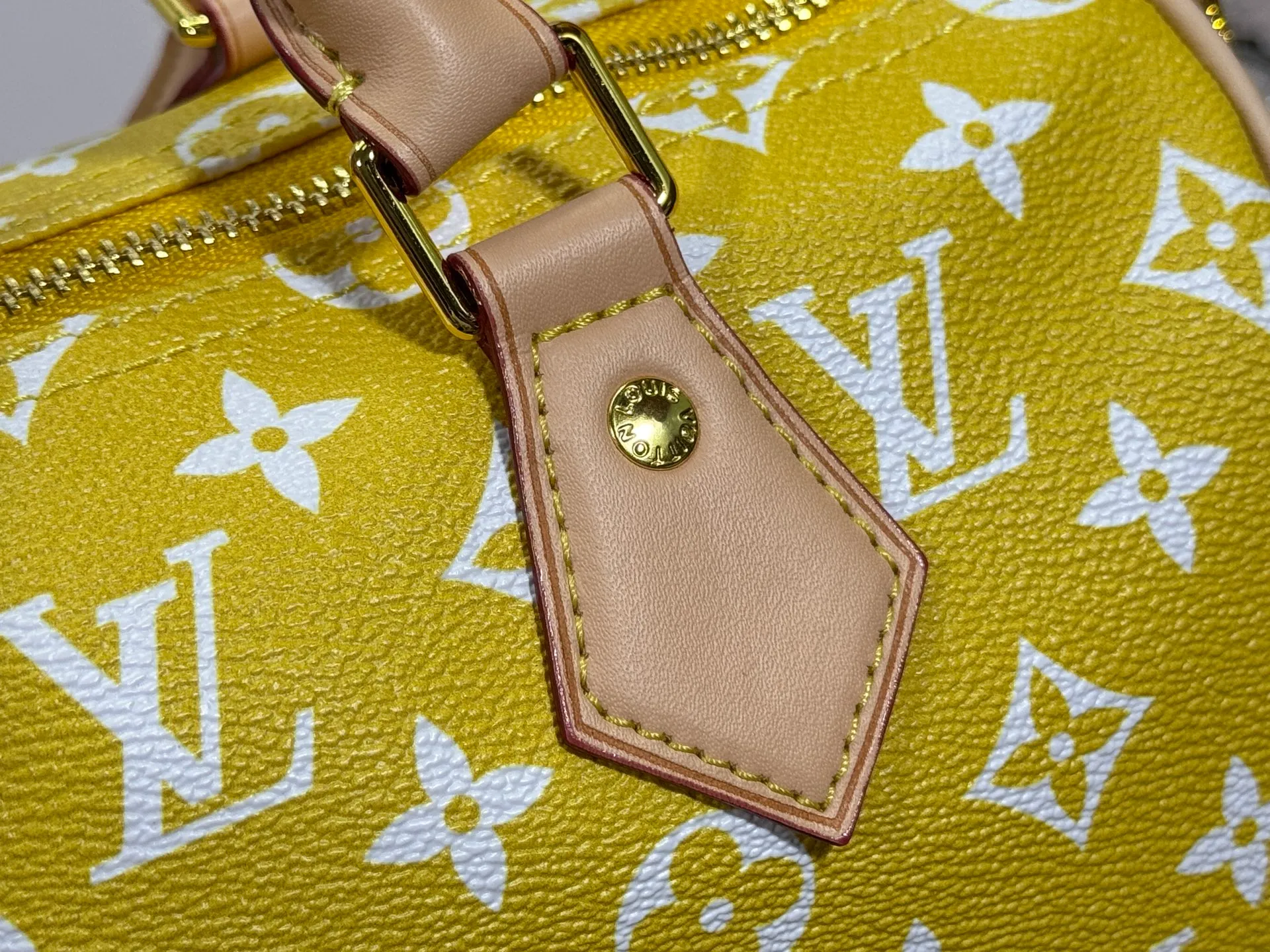 P280 Upgraded original M24426 M24425 M24424 M24423 M24443 M This Speedy Bandoulière 25 Monogram Leather handbag is made of soft cow leather and uses Monogram pattern to reproduce the elegant look and feel of canvas printing. Dazzling metal hardware, sheepskin lining and nameplate all reflect Creative Director Pharrell Williams' relentless attention to detail. Dimensions: 25.0 x 15.0 x 15.0 cm (length x height x width)