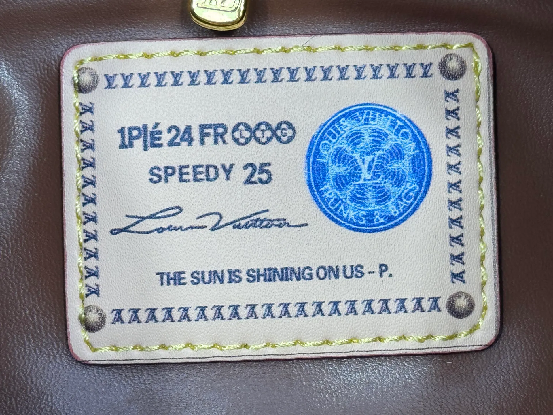 P280 Upgraded original M24426 M24425 M24424 M24423 M24443 M This Speedy Bandoulière 25 Monogram Leather handbag is made of soft cow leather and uses Monogram pattern to reproduce the elegant look and feel of canvas printing. Dazzling metal hardware, sheepskin lining and nameplate all reflect Creative Director Pharrell Williams' relentless attention to detail. Dimensions: 25.0 x 15.0 x 15.0 cm (length x height x width)