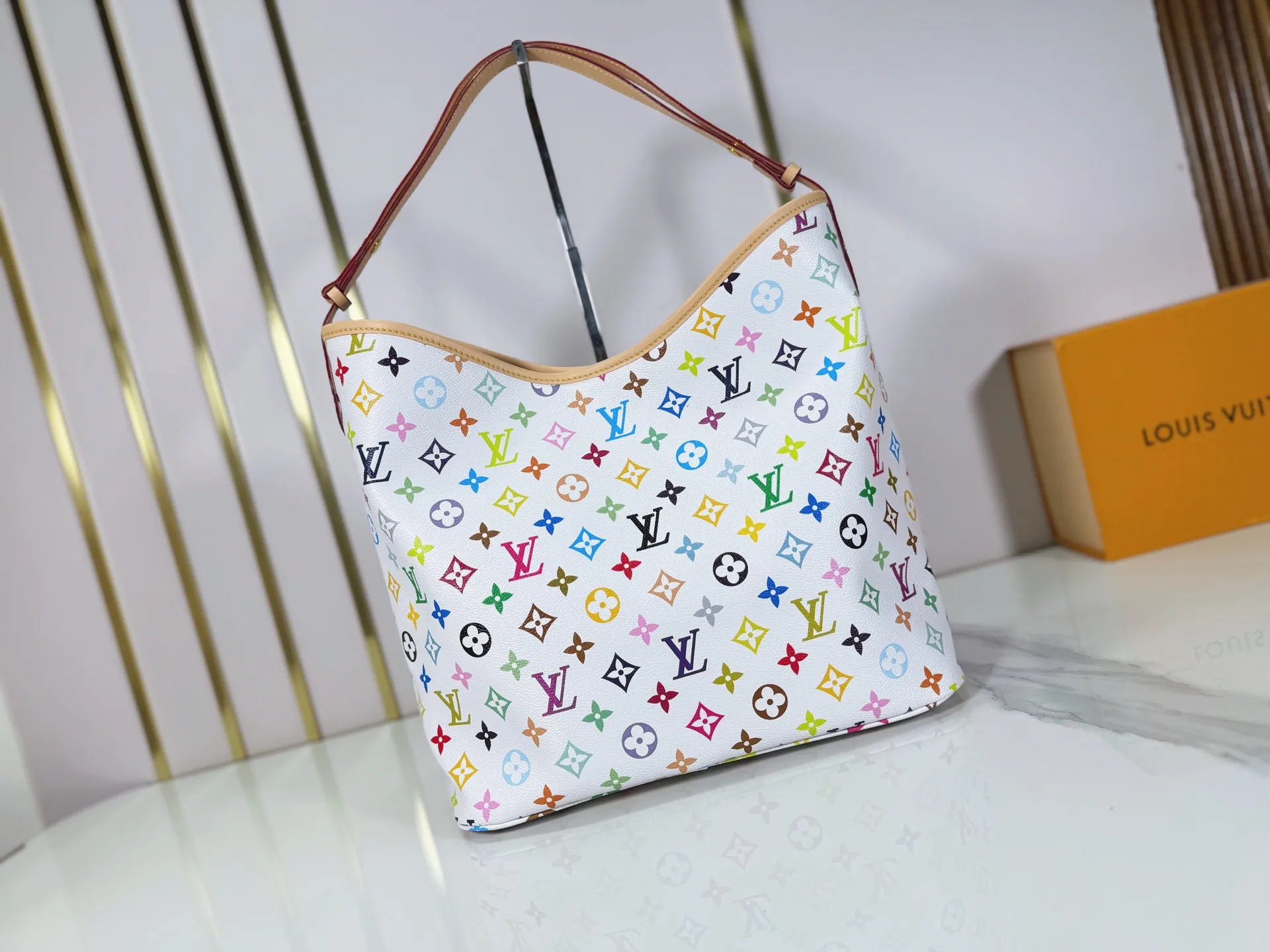 P260 M27582 upgraded from the original version, the iconic design of the Murakami series. The bag is made of smooth cotton-paved leather and is embossed with the brand's Monogram pattern. The iconic thick chain strap is paired with gold-tone hardware, and the wide non-detachable textile shoulder strap can be carried in different ways. This versatile style is large enough to hold a laptop and features a removable zip pocket. Dimensions: 32.5x32.5x15cm