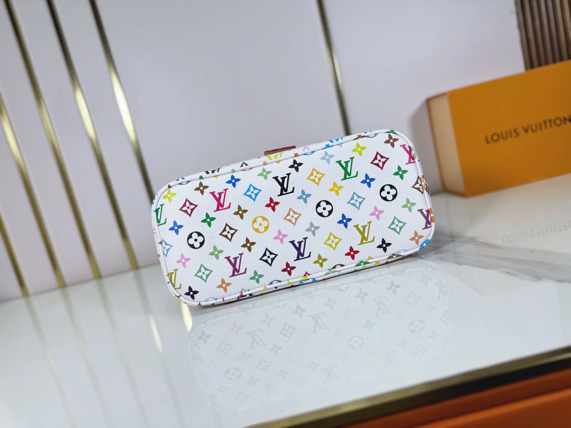 P260 M27582 upgraded from the original version, the iconic design of the Murakami series. The bag is made of smooth cotton-paved leather and is embossed with the brand's Monogram pattern. The iconic thick chain strap is paired with gold-tone hardware, and the wide non-detachable textile shoulder strap can be carried in different ways. This versatile style is large enough to hold a laptop and features a removable zip pocket. Dimensions: 32.5x32.5x15cm