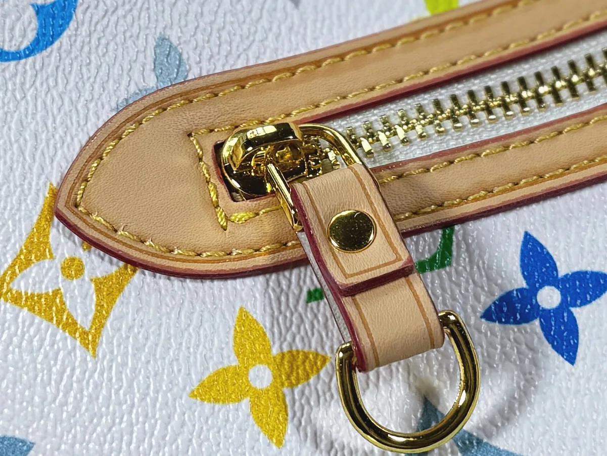 P260 M27582 upgraded from the original version, the iconic design of the Murakami series. The bag is made of smooth cotton-paved leather and is embossed with the brand's Monogram pattern. The iconic thick chain strap is paired with gold-tone hardware, and the wide non-detachable textile shoulder strap can be carried in different ways. This versatile style is large enough to hold a laptop and features a removable zip pocket. Dimensions: 32.5x32.5x15cm