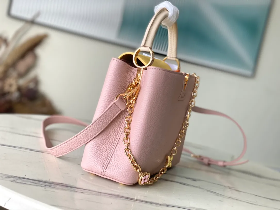 💰2360 (Special Grade Original Leather) M20844 M22514 Grapefruit Pink Floral Triple Piece This Capucines BB handbag is made of Taurillon leather, which vaguely reflects the changes in shades of the same color, making the classic configuration more eye-catching. It is paired with an enamel Monogram floral chain, which can be carried by hand, on the elbow, or worn on the shoulder or crossbody with a shoulder strap. Detailed features 27 x 18 x 9 cm (length x height x width)