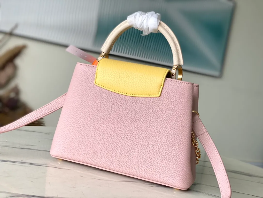 💰2360 (Special Grade Original Leather) M20844 M22514 Grapefruit Pink Floral Triple Piece This Capucines BB handbag is made of Taurillon leather, which vaguely reflects the changes in shades of the same color, making the classic configuration more eye-catching. It is paired with an enamel Monogram floral chain, which can be carried by hand, on the elbow, or worn on the shoulder or crossbody with a shoulder strap. Detailed features 27 x 18 x 9 cm (length x height x width)