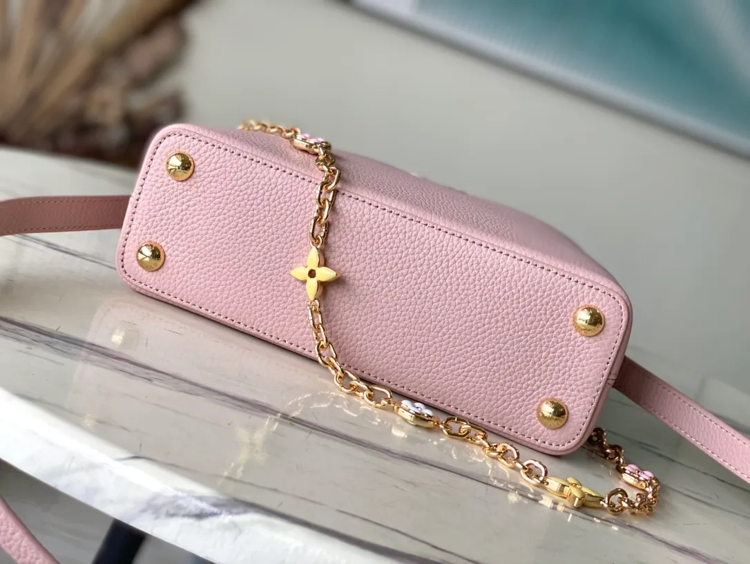 💰2360 (Special Grade Original Leather) M20844 M22514 Grapefruit Pink Floral Triple Piece This Capucines BB handbag is made of Taurillon leather, which vaguely reflects the changes in shades of the same color, making the classic configuration more eye-catching. It is paired with an enamel Monogram floral chain, which can be carried by hand, on the elbow, or worn on the shoulder or crossbody with a shoulder strap. Detailed features 27 x 18 x 9 cm (length x height x width)