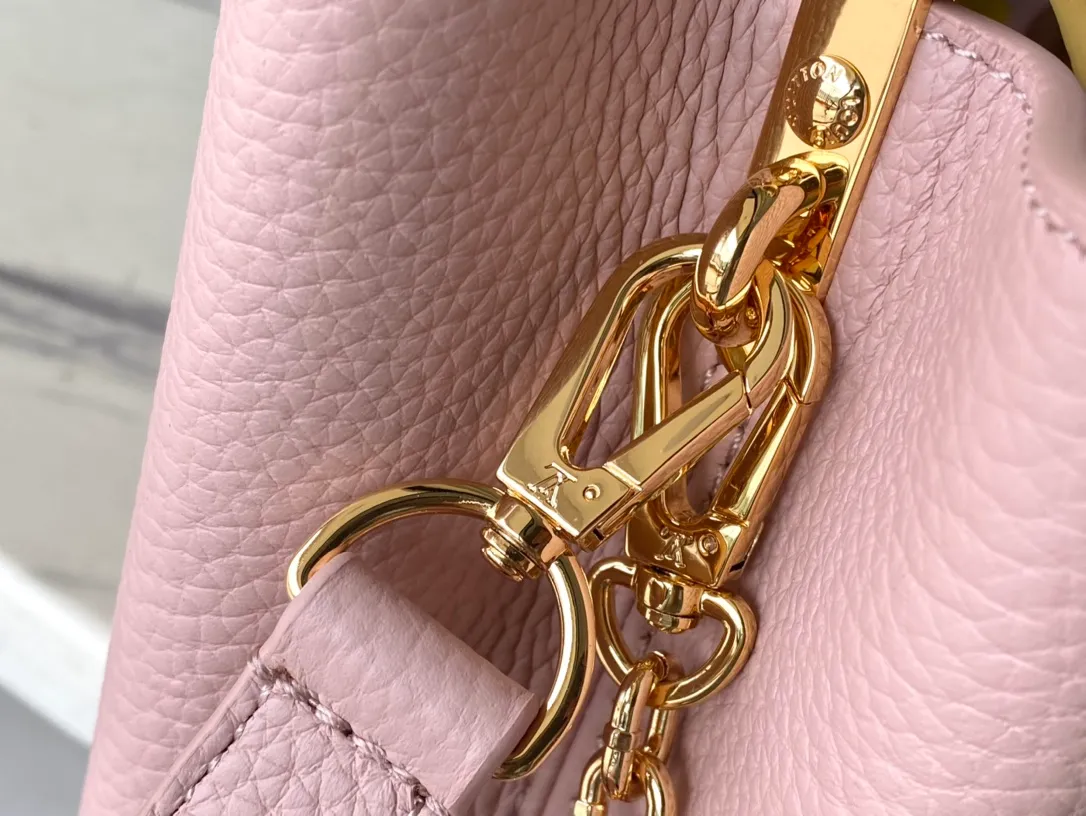 💰2360 (Special Grade Original Leather) M20844 M22514 Grapefruit Pink Floral Triple Piece This Capucines BB handbag is made of Taurillon leather, which vaguely reflects the changes in shades of the same color, making the classic configuration more eye-catching. It is paired with an enamel Monogram floral chain, which can be carried by hand, on the elbow, or worn on the shoulder or crossbody with a shoulder strap. Detailed features 27 x 18 x 9 cm (length x height x width)