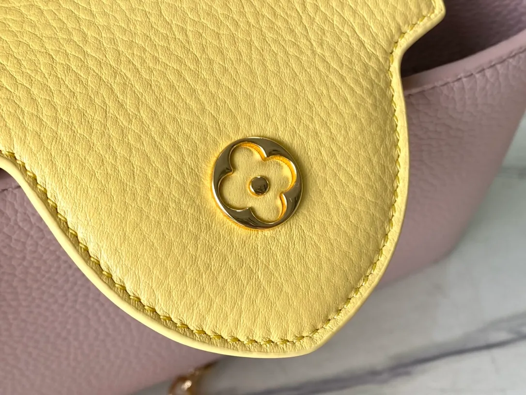 💰2360 (Special Grade Original Leather) M20844 M22514 Grapefruit Pink Floral Triple Piece This Capucines BB handbag is made of Taurillon leather, which vaguely reflects the changes in shades of the same color, making the classic configuration more eye-catching. It is paired with an enamel Monogram floral chain, which can be carried by hand, on the elbow, or worn on the shoulder or crossbody with a shoulder strap. Detailed features 27 x 18 x 9 cm (length x height x width)