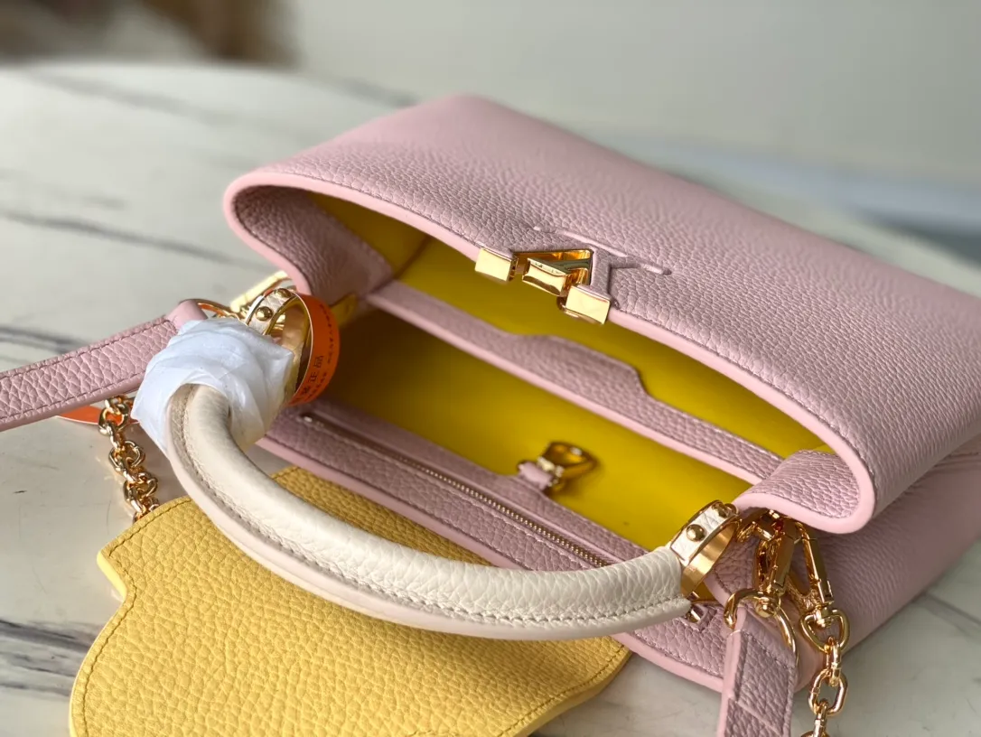 💰2360 (Special Grade Original Leather) M20844 M22514 Grapefruit Pink Floral Triple Piece This Capucines BB handbag is made of Taurillon leather, which vaguely reflects the changes in shades of the same color, making the classic configuration more eye-catching. It is paired with an enamel Monogram floral chain, which can be carried by hand, on the elbow, or worn on the shoulder or crossbody with a shoulder strap. Detailed features 27 x 18 x 9 cm (length x height x width)