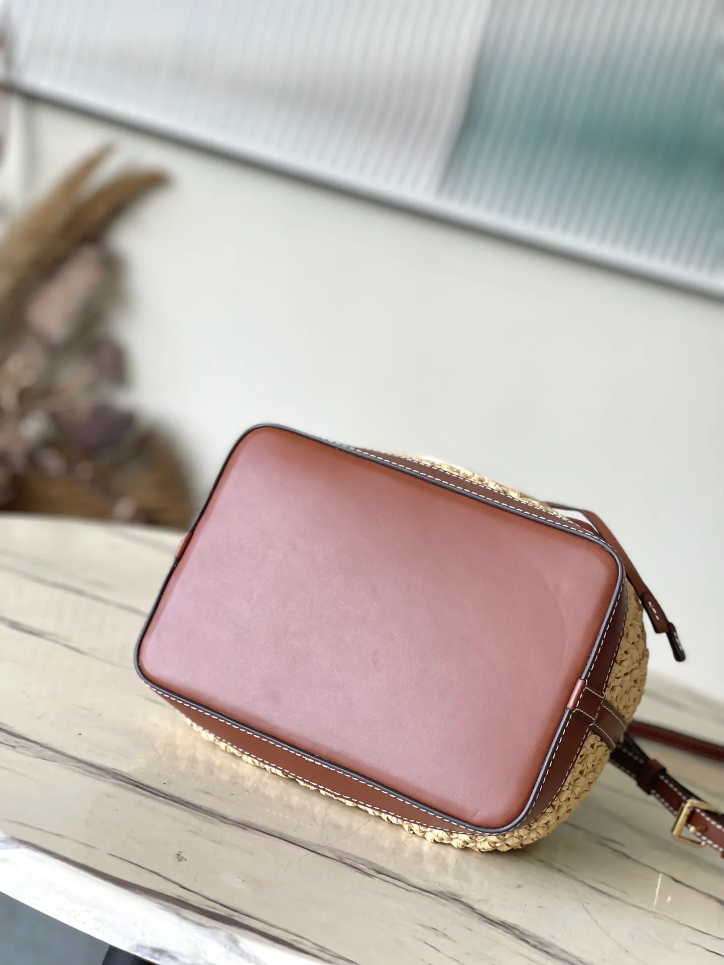 💰1100 Top Original Order M24722 This NoeBB bucket bag is made of raffia crocheted by Madagascar craftsmen. It is decorated with gorgeous leather to highlight the brand's exquisite craftsmanship, achieving a comfortable texture and personalized style. Dimensions: 22 × 24 × 15 cm