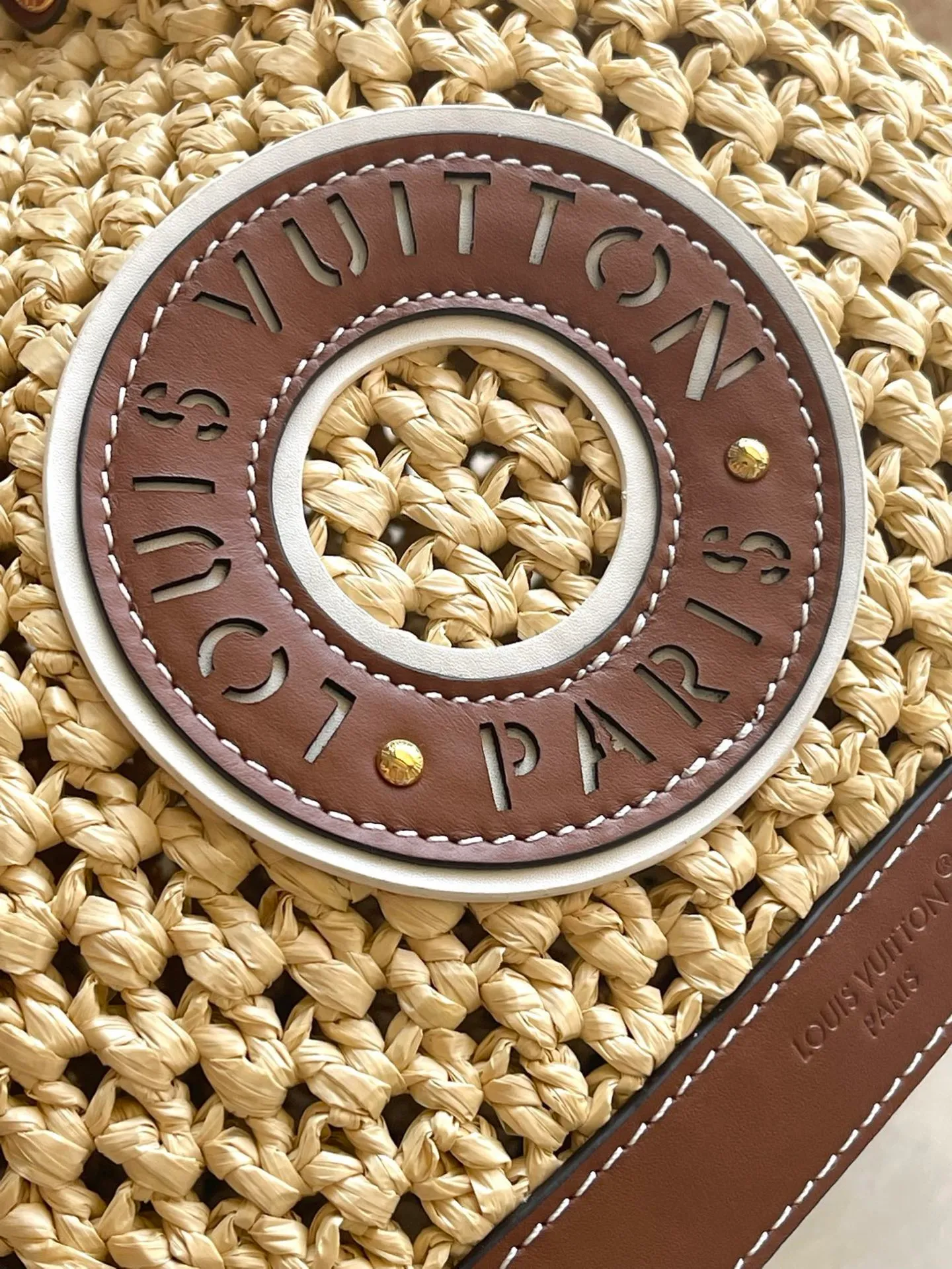 💰1100 Top Original Order M24722 This NoeBB bucket bag is made of raffia crocheted by Madagascar craftsmen. It is decorated with gorgeous leather to highlight the brand's exquisite craftsmanship, achieving a comfortable texture and personalized style. Dimensions: 22 × 24 × 15 cm
