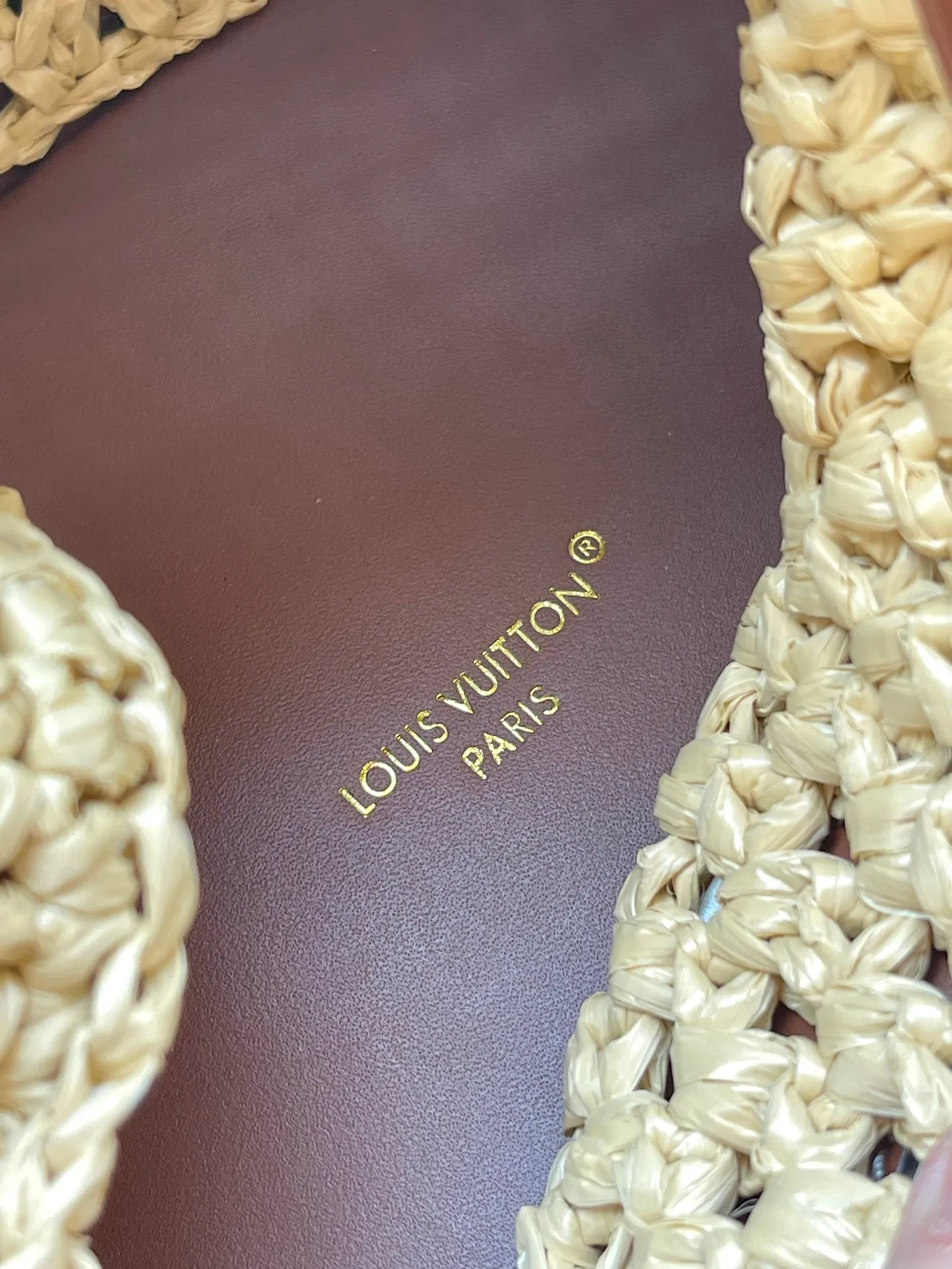 💰1100 Top Original Order M24722 This NoeBB bucket bag is made of raffia crocheted by Madagascar craftsmen. It is decorated with gorgeous leather to highlight the brand's exquisite craftsmanship, achieving a comfortable texture and personalized style. Dimensions: 22 × 24 × 15 cm