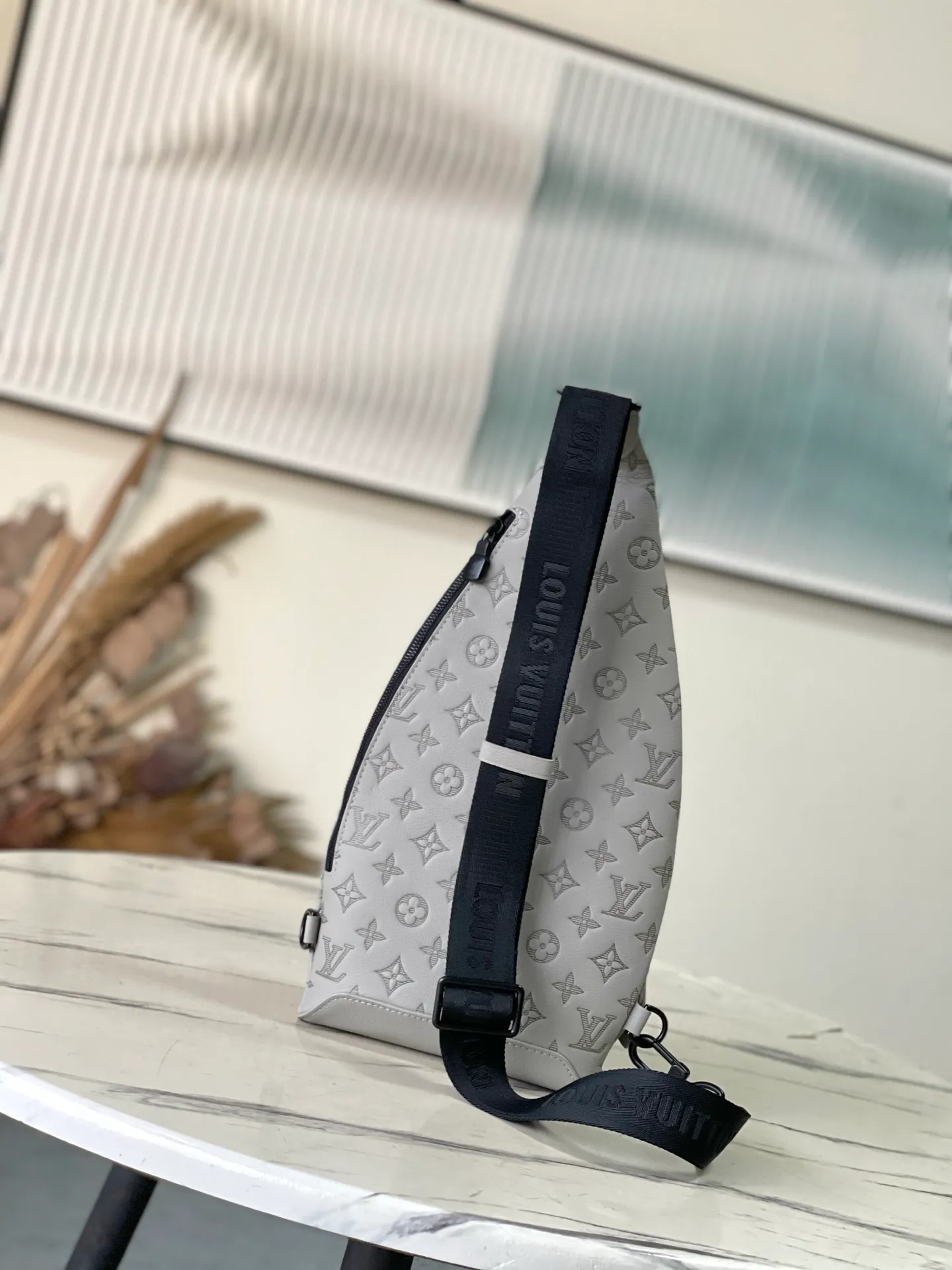 💰1120 (first-grain leather) top-quality original M14916 gray full leather embossed chest bag Duo shoulder bag This Duo shoulder bag is made of soft cow leather with a close-fitting structure, making it a practical choice in addition to traditional backpacks. The zippered side pocket can store a smartphone, the detachable storage bag makes it easy to access items, and the adjustable jacquard fabric shoulder strap allows for left or right shoulder carry. 42 x 6 x 20 cm (height x width x length)