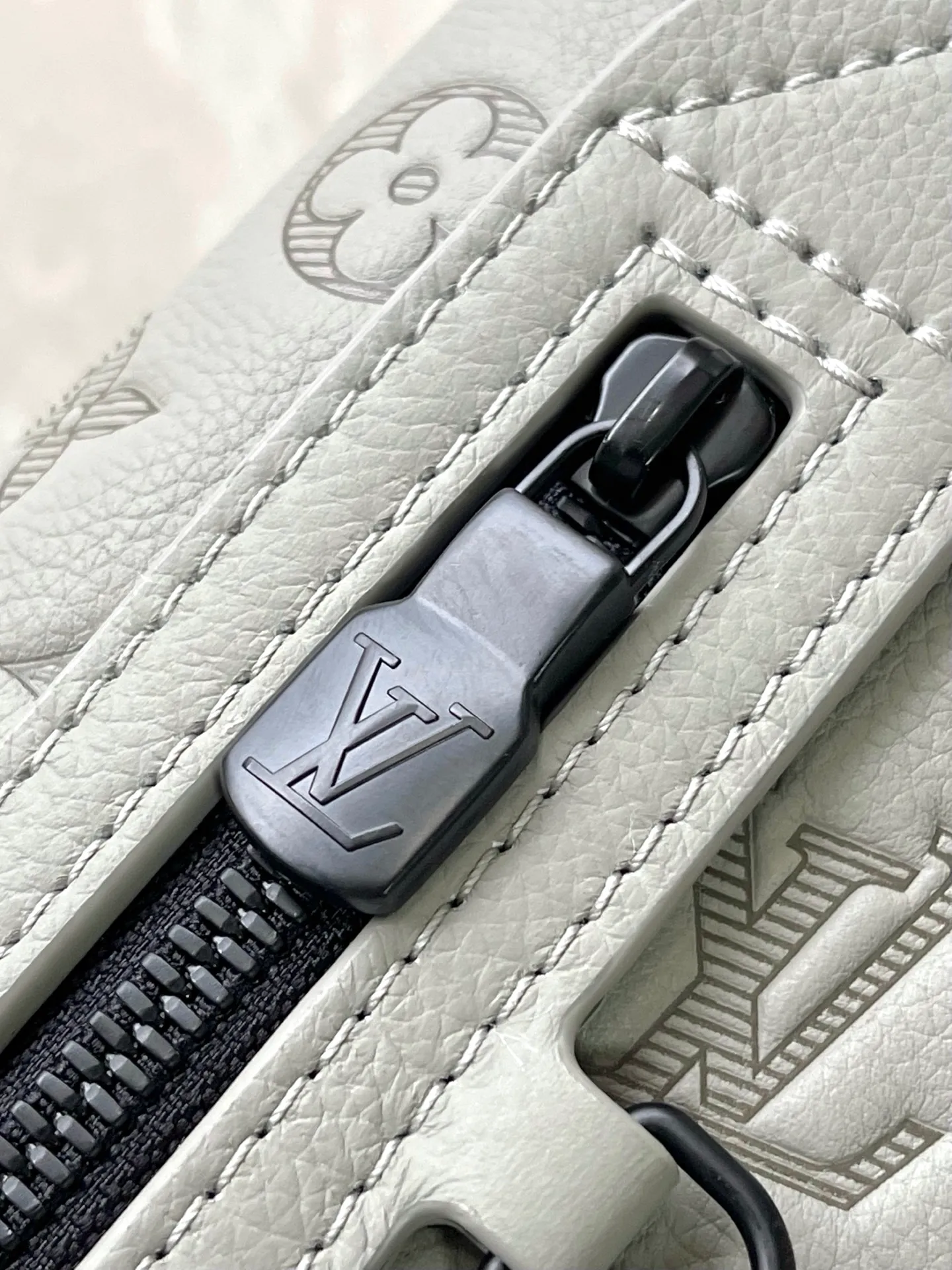 💰1120 (first-grain leather) top-quality original M14916 gray full leather embossed chest bag Duo shoulder bag This Duo shoulder bag is made of soft cow leather with a close-fitting structure, making it a practical choice in addition to traditional backpacks. The zippered side pocket can store a smartphone, the detachable storage bag makes it easy to access items, and the adjustable jacquard fabric shoulder strap allows for left or right shoulder carry. 42 x 6 x 20 cm (height x width x length)
