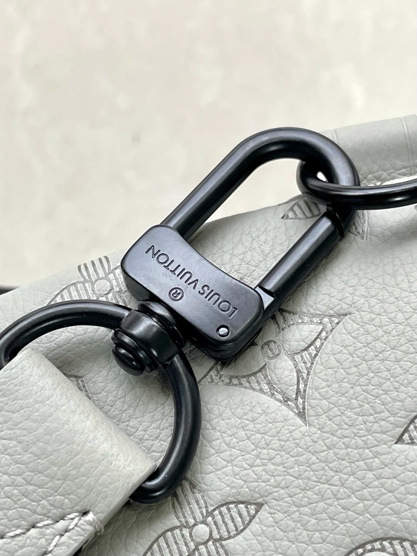 💰1120 (first-grain leather) top-quality original M14916 gray full leather embossed chest bag Duo shoulder bag This Duo shoulder bag is made of soft cow leather with a close-fitting structure, making it a practical choice in addition to traditional backpacks. The zippered side pocket can store a smartphone, the detachable storage bag makes it easy to access items, and the adjustable jacquard fabric shoulder strap allows for left or right shoulder carry. 42 x 6 x 20 cm (height x width x length)