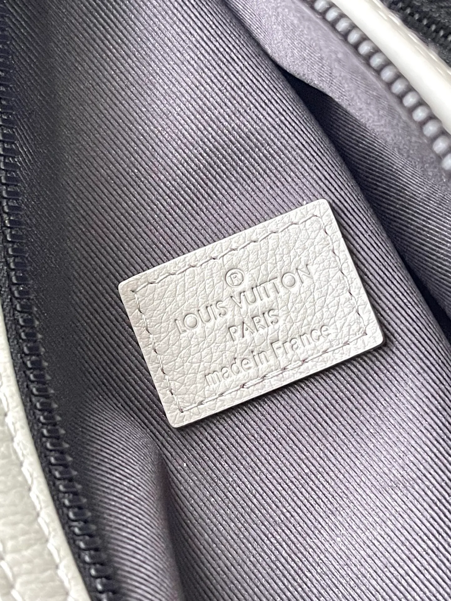 💰1120 (first-grain leather) top-quality original M14916 gray full leather embossed chest bag Duo shoulder bag This Duo shoulder bag is made of soft cow leather with a close-fitting structure, making it a practical choice in addition to traditional backpacks. The zippered side pocket can store a smartphone, the detachable storage bag makes it easy to access items, and the adjustable jacquard fabric shoulder strap allows for left or right shoulder carry. 42 x 6 x 20 cm (height x width x length)