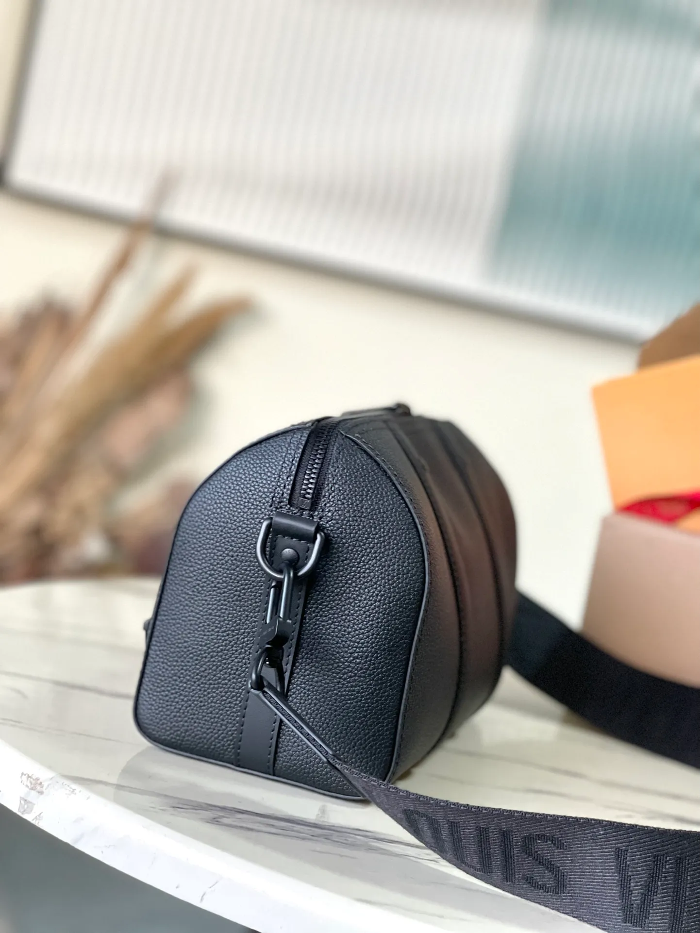 💰1100 (top layer leather) top original order M59255. Support counter inspection. The photos taken of duty-free goods are consistent with the product without opening the packaging. This product is an exclusive duty-free product in the market and is the highest-end product. Inspection is supported. This product has passed strict inspection and is flawless. Please wear gloves when touching the product. This product is not returnable or exchangeable. Please confirm the product first and then remove the label on the handle. This product is temporarily not open to the public, only regular customers, and is in short supply. Dimensions: 27 x 17 x 13 cm