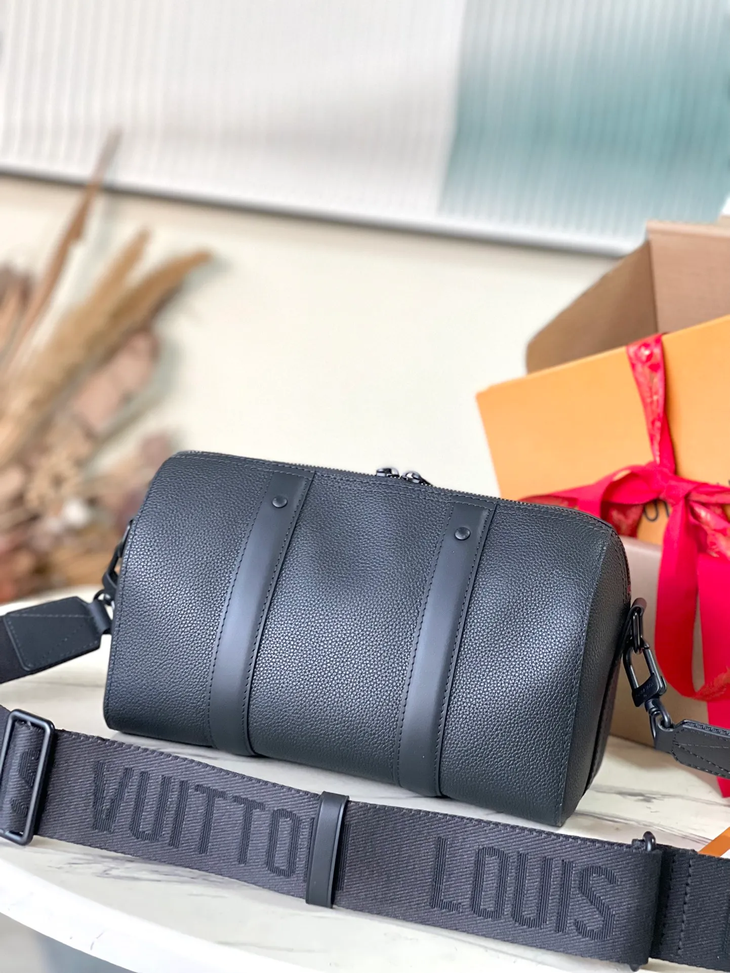 💰1100 (top layer leather) top original order M59255. Support counter inspection. The photos taken of duty-free goods are consistent with the product without opening the packaging. This product is an exclusive duty-free product in the market and is the highest-end product. Inspection is supported. This product has passed strict inspection and is flawless. Please wear gloves when touching the product. This product is not returnable or exchangeable. Please confirm the product first and then remove the label on the handle. This product is temporarily not open to the public, only regular customers, and is in short supply. Dimensions: 27 x 17 x 13 cm