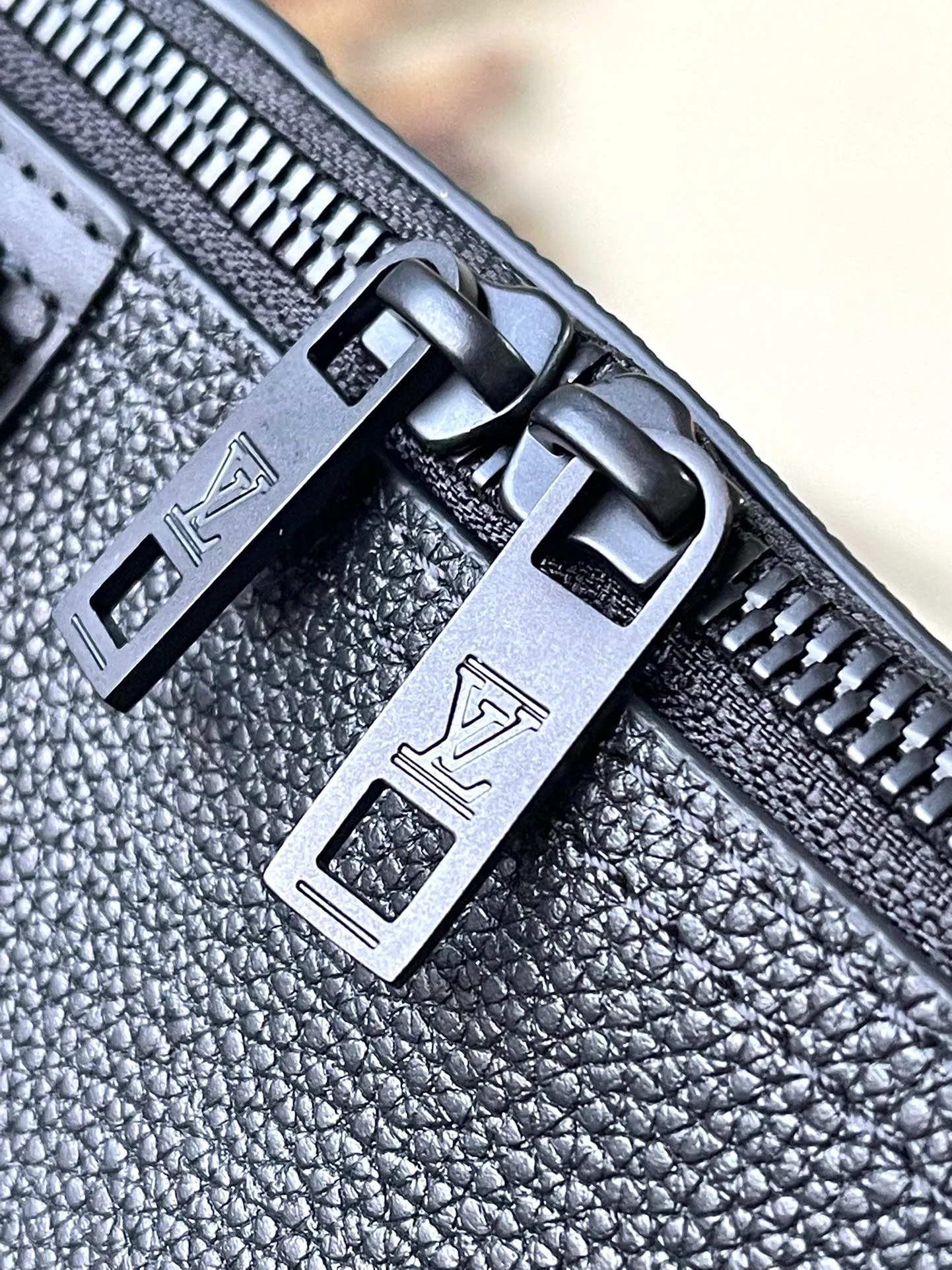 💰1100 (top layer leather) top original order M59255. Support counter inspection. The photos taken of duty-free goods are consistent with the product without opening the packaging. This product is an exclusive duty-free product in the market and is the highest-end product. Inspection is supported. This product has passed strict inspection and is flawless. Please wear gloves when touching the product. This product is not returnable or exchangeable. Please confirm the product first and then remove the label on the handle. This product is temporarily not open to the public, only regular customers, and is in short supply. Dimensions: 27 x 17 x 13 cm