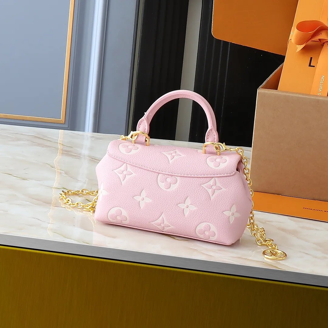💰220💰Upgraded from the original M13796 M12145 M12144 M12211. This Nano Madeleine is made of Monogram Empreinte leather and returns to the new season with elegant two-tone colors. The neat inner layer includes patch pockets and card slots, adding functional design to the compact design. Yingze S-Lock buckle and detachable chain strap mark the brand identity. Dimensions: 21.0 x 12.5 x 6.0 cm (length x height x width)