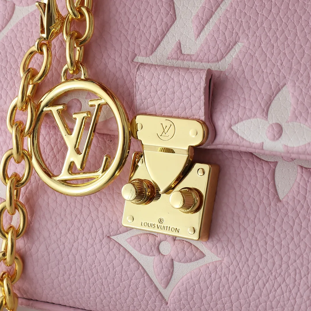 💰220💰Upgraded from the original M13796 M12145 M12144 M12211. This Nano Madeleine is made of Monogram Empreinte leather and returns to the new season with elegant two-tone colors. The neat inner layer includes patch pockets and card slots, adding functional design to the compact design. Yingze S-Lock buckle and detachable chain strap mark the brand identity. Dimensions: 21.0 x 12.5 x 6.0 cm (length x height x width)