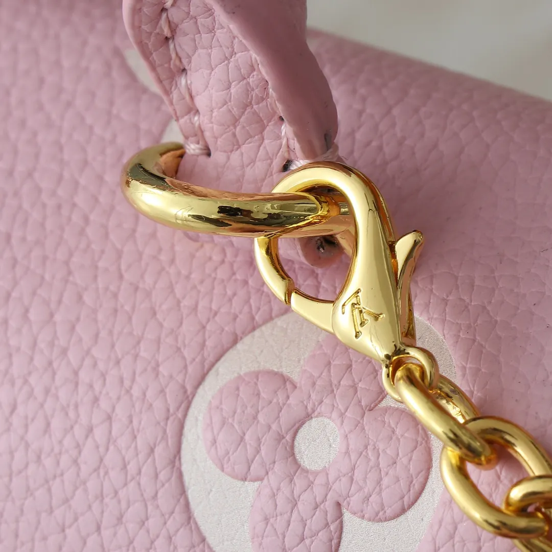 💰220💰Upgraded from the original M13796 M12145 M12144 M12211. This Nano Madeleine is made of Monogram Empreinte leather and returns to the new season with elegant two-tone colors. The neat inner layer includes patch pockets and card slots, adding functional design to the compact design. Yingze S-Lock buckle and detachable chain strap mark the brand identity. Dimensions: 21.0 x 12.5 x 6.0 cm (length x height x width)