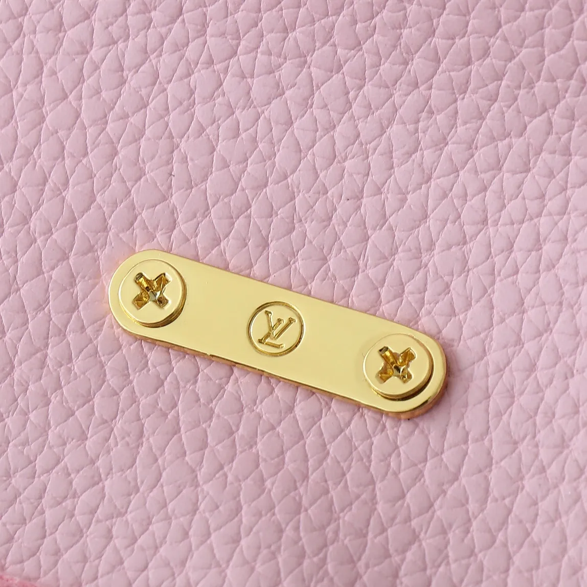 💰220💰Upgraded from the original M13796 M12145 M12144 M12211. This Nano Madeleine is made of Monogram Empreinte leather and returns to the new season with elegant two-tone colors. The neat inner layer includes patch pockets and card slots, adding functional design to the compact design. Yingze S-Lock buckle and detachable chain strap mark the brand identity. Dimensions: 21.0 x 12.5 x 6.0 cm (length x height x width)