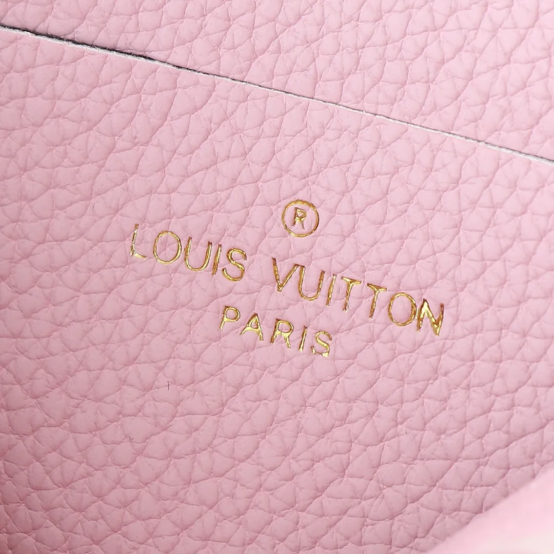 💰220💰Upgraded from the original M13796 M12145 M12144 M12211. This Nano Madeleine is made of Monogram Empreinte leather and returns to the new season with elegant two-tone colors. The neat inner layer includes patch pockets and card slots, adding functional design to the compact design. Yingze S-Lock buckle and detachable chain strap mark the brand identity. Dimensions: 21.0 x 12.5 x 6.0 cm (length x height x width)