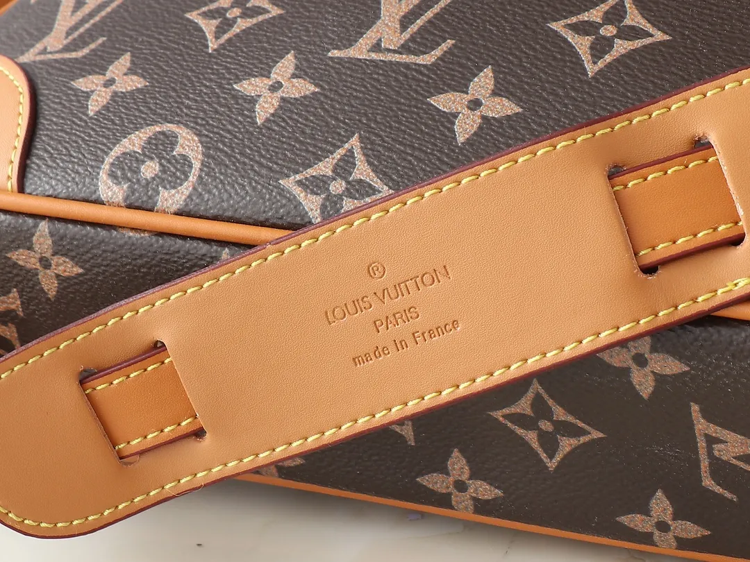 💰260💰Upgraded original M14196 Presbyopia Unisex 2025 Early Spring Soft Leather Series Horn HoboLV croissant bag has always been a classic in the fashion industry, and the medieval LV cross-body shoulder bag is even more popular! This bag not only has the unique charm of the LV brand, but also allows you to walk with fashion and become your best matching weapon! The advantage of the second-hand LV cross-body shoulder bag lies in its quality and sense of history. After the baptism of time, it becomes even more unique and charming. Whether going to work, shopping or attending a party, this bag can easily hold up to various occasions. Its design is simple and elegant, and it can show your fashion taste with any clothing. Dimensions length, height and width: 31✘23✘6cm
