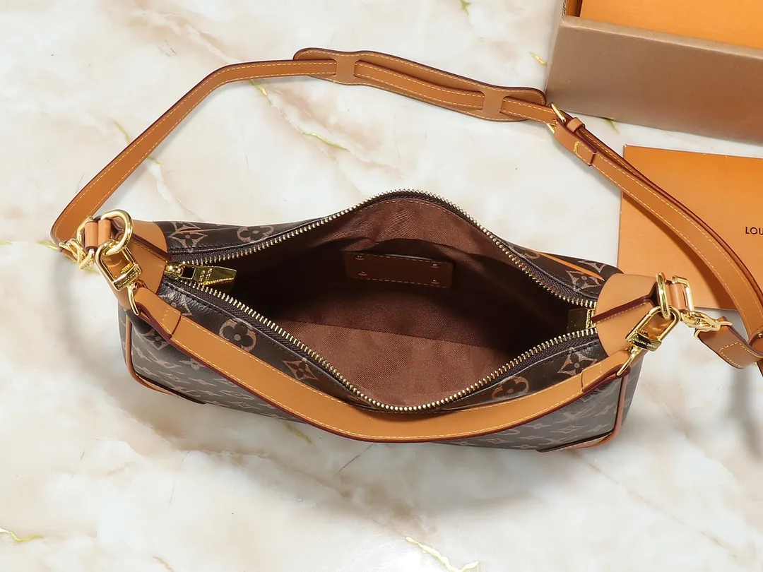 💰260💰Upgraded original M14196 Presbyopia Unisex 2025 Early Spring Soft Leather Series Horn HoboLV croissant bag has always been a classic in the fashion industry, and the medieval LV cross-body shoulder bag is even more popular! This bag not only has the unique charm of the LV brand, but also allows you to walk with fashion and become your best matching weapon! The advantage of the second-hand LV cross-body shoulder bag lies in its quality and sense of history. After the baptism of time, it becomes even more unique and charming. Whether going to work, shopping or attending a party, this bag can easily hold up to various occasions. Its design is simple and elegant, and it can show your fashion taste with any clothing. Dimensions length, height and width: 31✘23✘6cm
