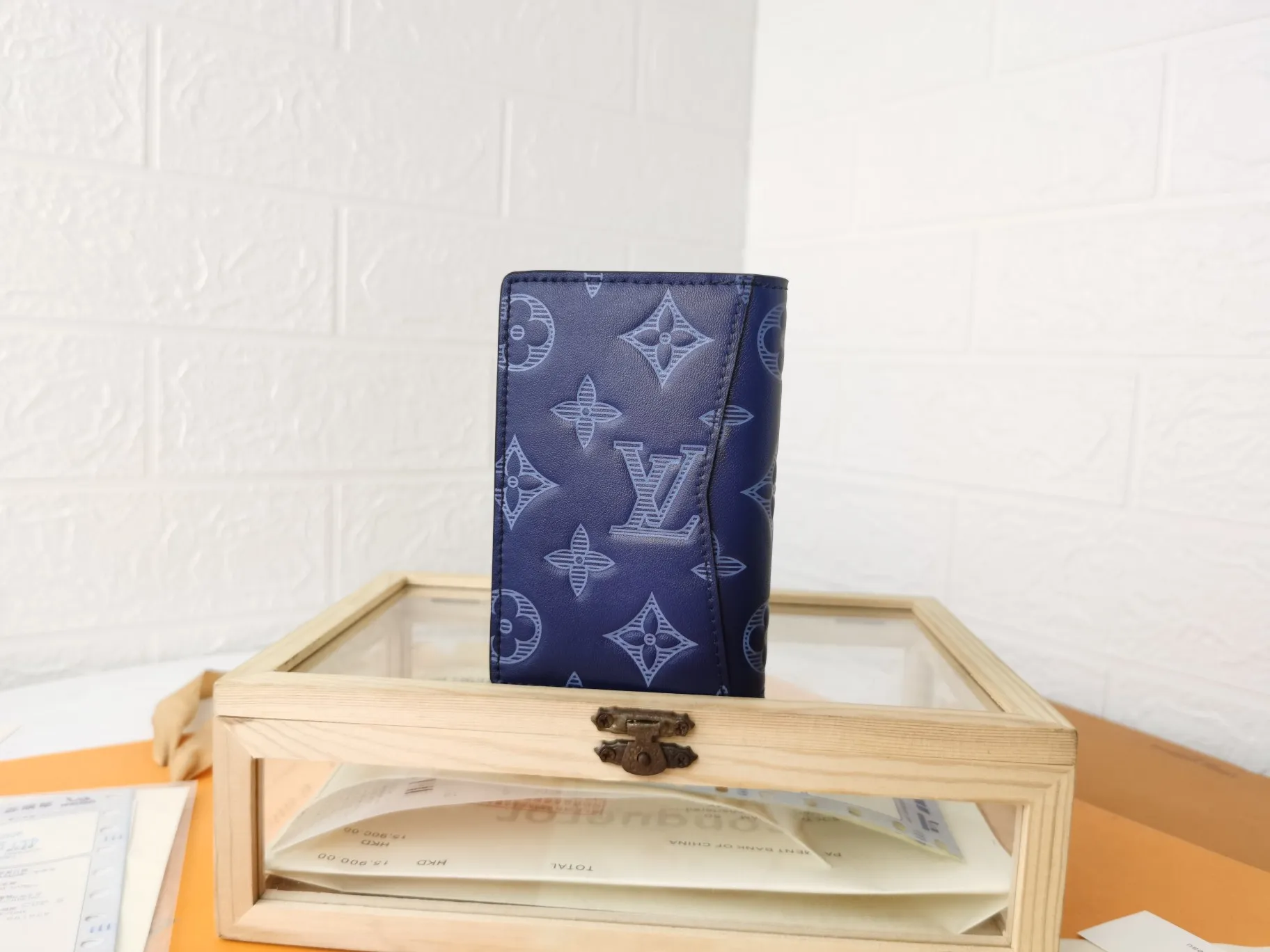 P110💰Top original version💎【Real shot, own background】M80421 stripe and print Louis Vuitton pocket wallet made of blue Monogram Shadow calfskin, an elegant choice for carrying daily items. The Monogram Shadow leather with classic Monogram embossing is soft in texture, compact in size and simple in appearance. It has several pockets and credit card slots inside. Size: 8×11×1cm63144