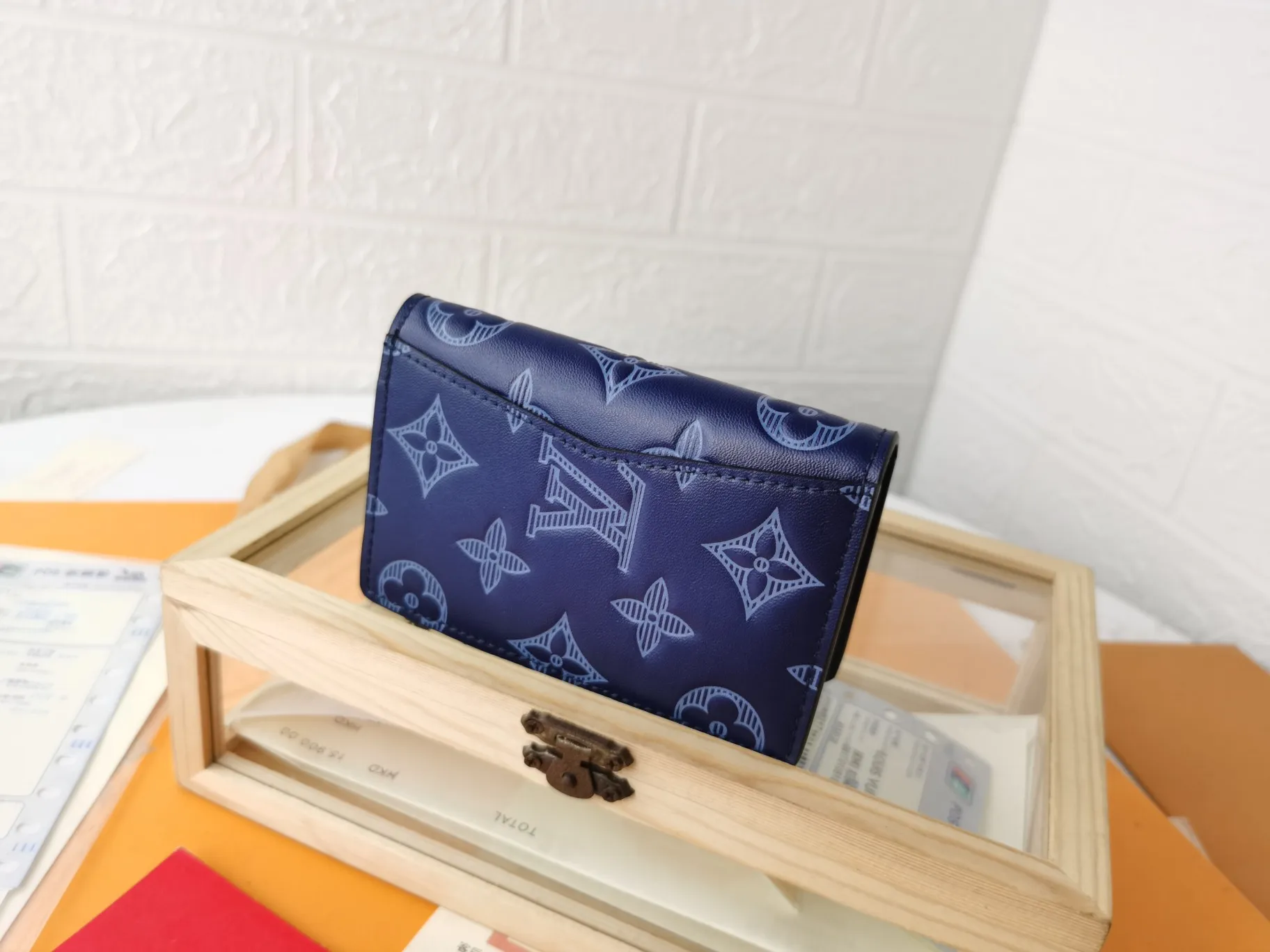 P110💰Top original version💎【Real shot, own background】M80421 stripe and print Louis Vuitton pocket wallet made of blue Monogram Shadow calfskin, an elegant choice for carrying daily items. The Monogram Shadow leather with classic Monogram embossing is soft in texture, compact in size and simple in appearance. It has several pockets and credit card slots inside. Size: 8×11×1cm63144