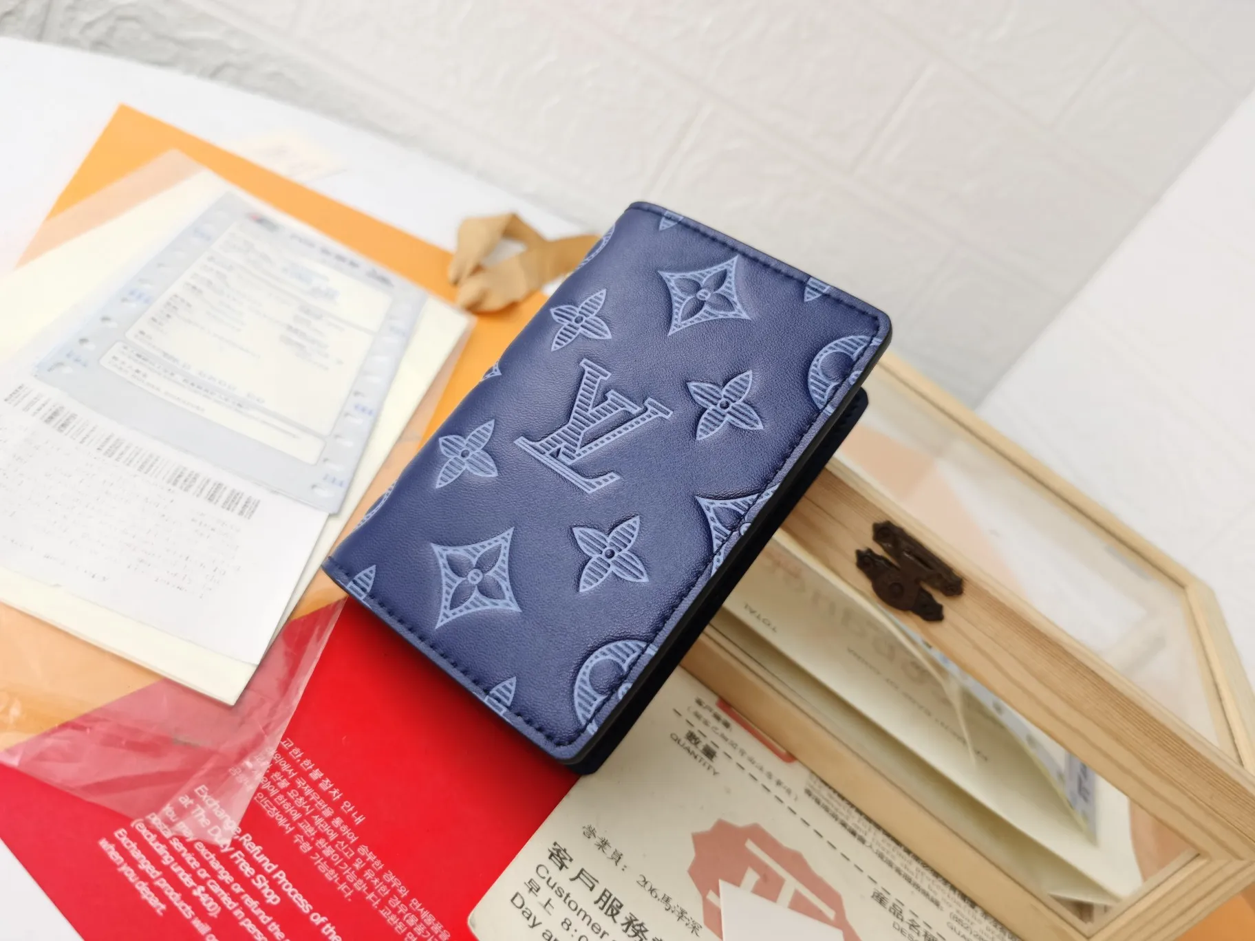 P110💰Top original version💎【Real shot, own background】M80421 stripe and print Louis Vuitton pocket wallet made of blue Monogram Shadow calfskin, an elegant choice for carrying daily items. The Monogram Shadow leather with classic Monogram embossing is soft in texture, compact in size and simple in appearance. It has several pockets and credit card slots inside. Size: 8×11×1cm63144