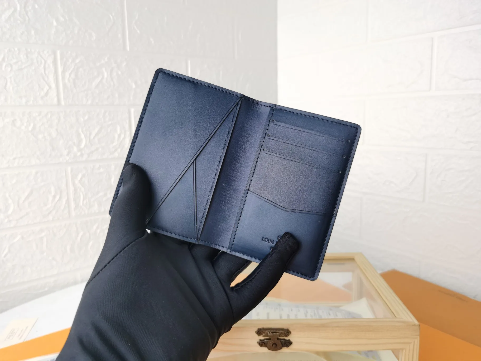 P110💰Top original version💎【Real shot, own background】M80421 stripe and print Louis Vuitton pocket wallet made of blue Monogram Shadow calfskin, an elegant choice for carrying daily items. The Monogram Shadow leather with classic Monogram embossing is soft in texture, compact in size and simple in appearance. It has several pockets and credit card slots inside. Size: 8×11×1cm63144