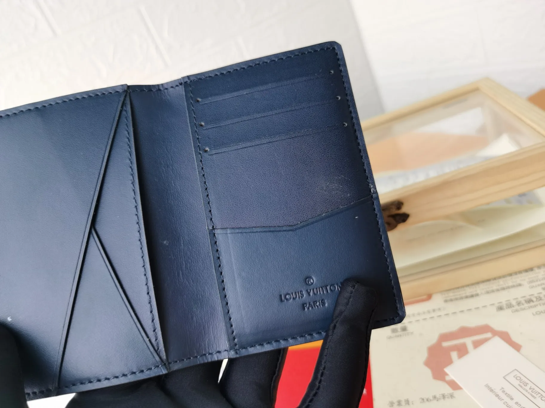 P110💰Top original version💎【Real shot, own background】M80421 stripe and print Louis Vuitton pocket wallet made of blue Monogram Shadow calfskin, an elegant choice for carrying daily items. The Monogram Shadow leather with classic Monogram embossing is soft in texture, compact in size and simple in appearance. It has several pockets and credit card slots inside. Size: 8×11×1cm63144